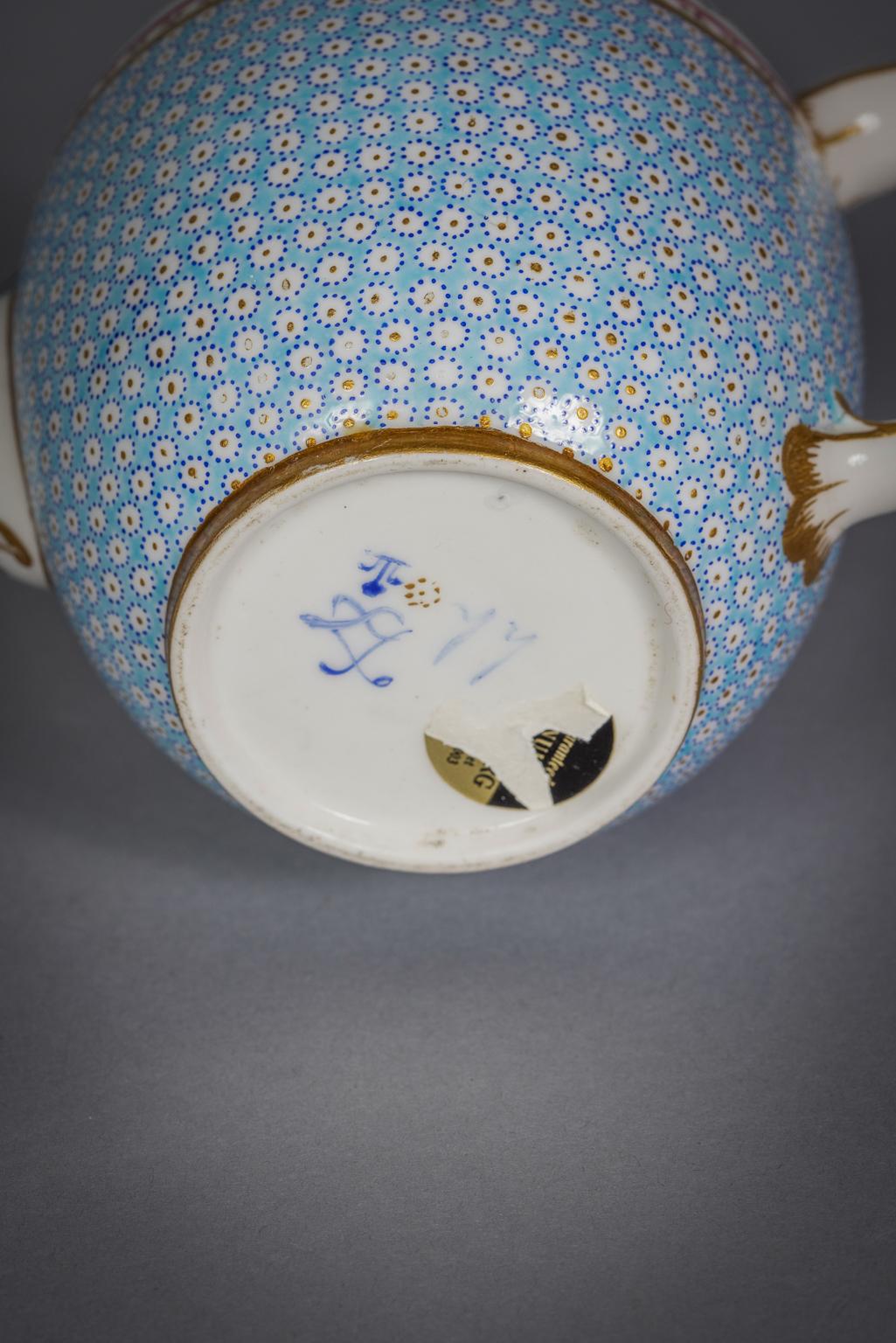 Porcelaine Théière et couvercle en porcelaine de Sèvres à fond bleu ciel, daté de 1785 en vente