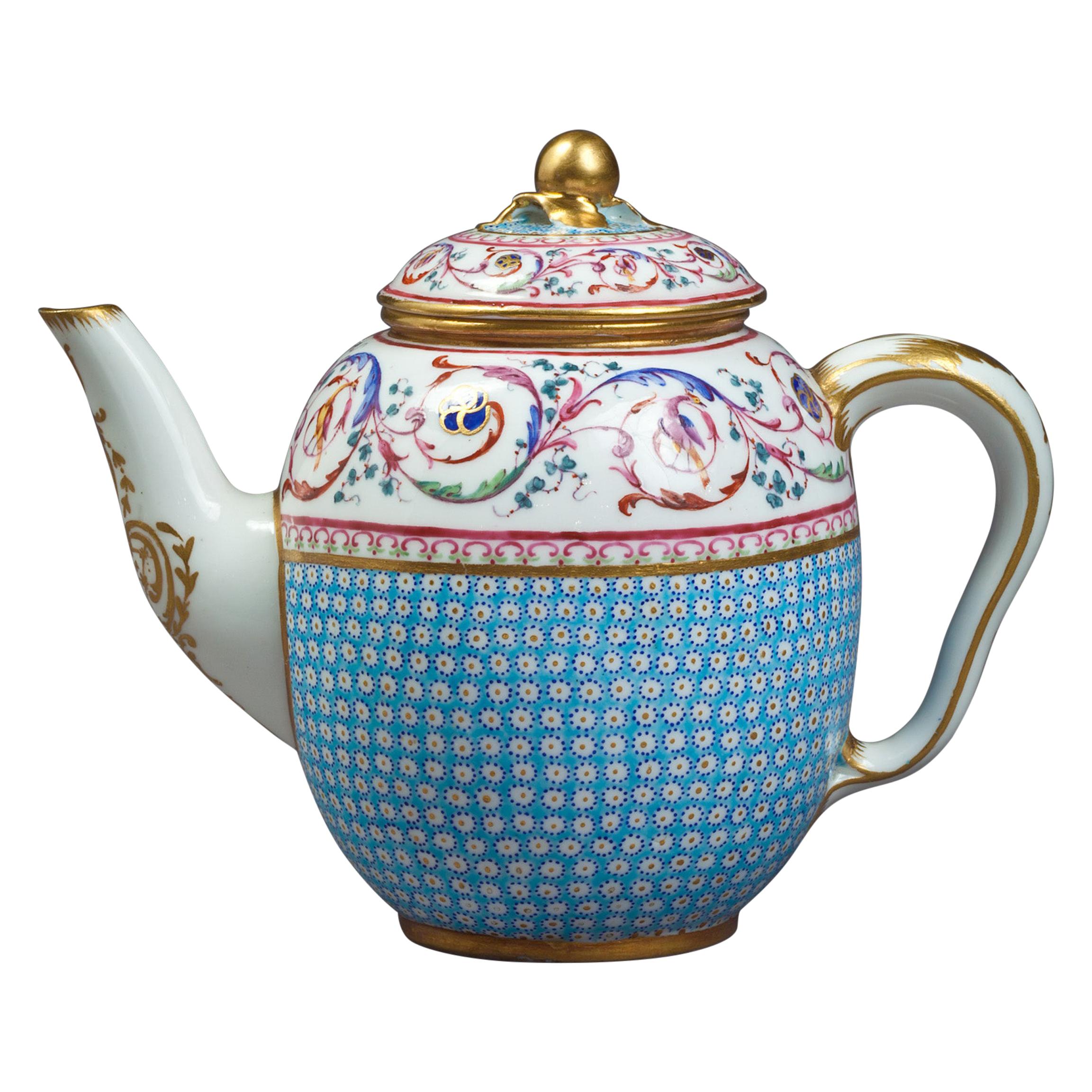 Sevres-Teekanne und Deckel aus Porzellan mit himmelblauem Grund, datiert 1785