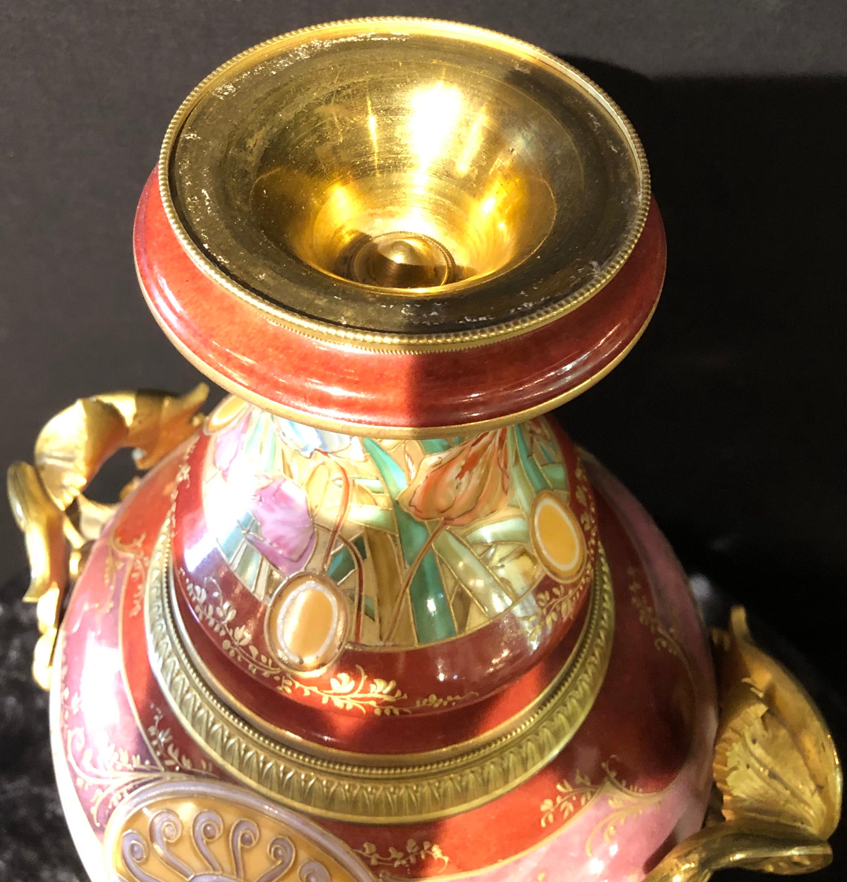 Sevres Spinnerei Urne Vase mit einer Jungfrau & Cherub Malerei Signiert Lingaand im Angebot 3