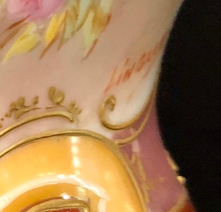 XX secolo Vaso a urna rotante di Sevres con dipinto una fanciulla e un cherubino firmato Lingaand in vendita