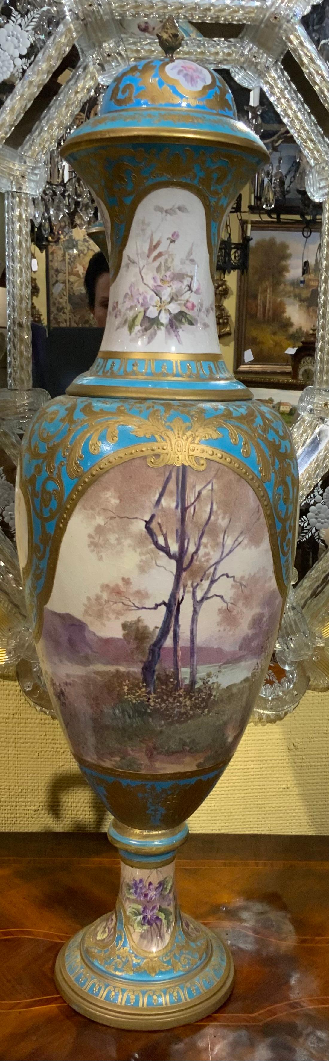 Stile Sèvres 19° secolo. Urna in blu Celeste, dipinta a mano in tonalità pastello in vendita 8