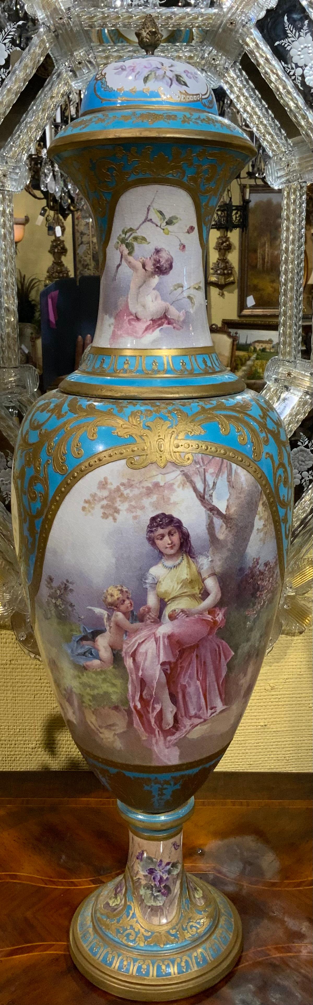 I colori eccezionali incorporati in questo pezzo lo rendono speciale.
La lavorazione è ottima con una bella colorazione pastello. È alta e ha una forma elegante.

