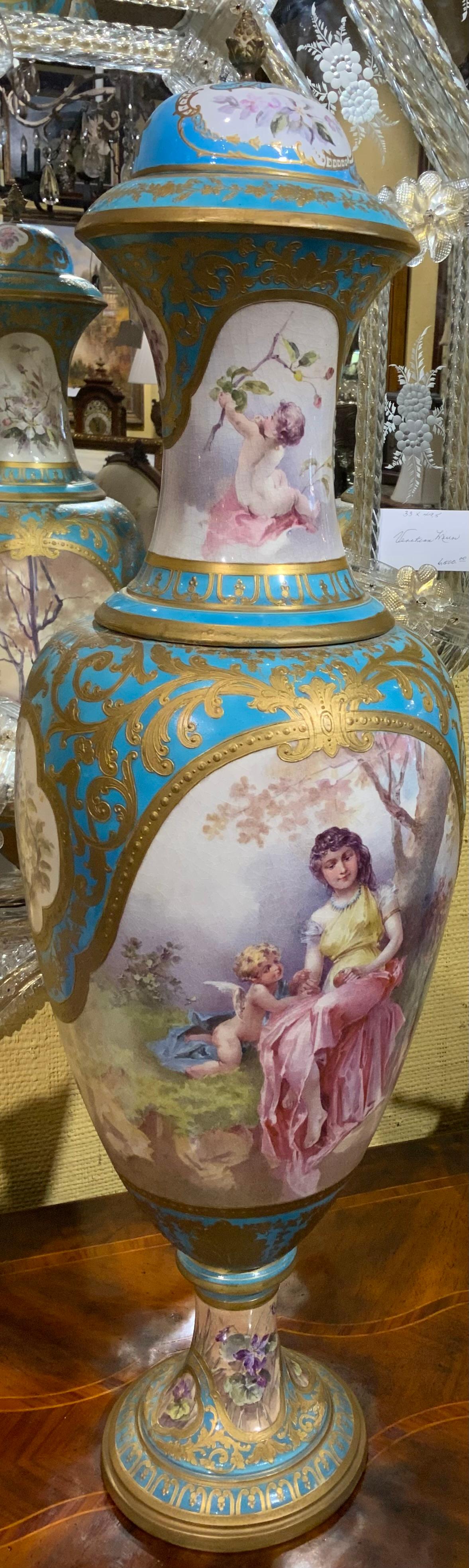 Stile Sèvres 19° secolo. Urna in blu Celeste, dipinta a mano in tonalità pastello in vendita 1