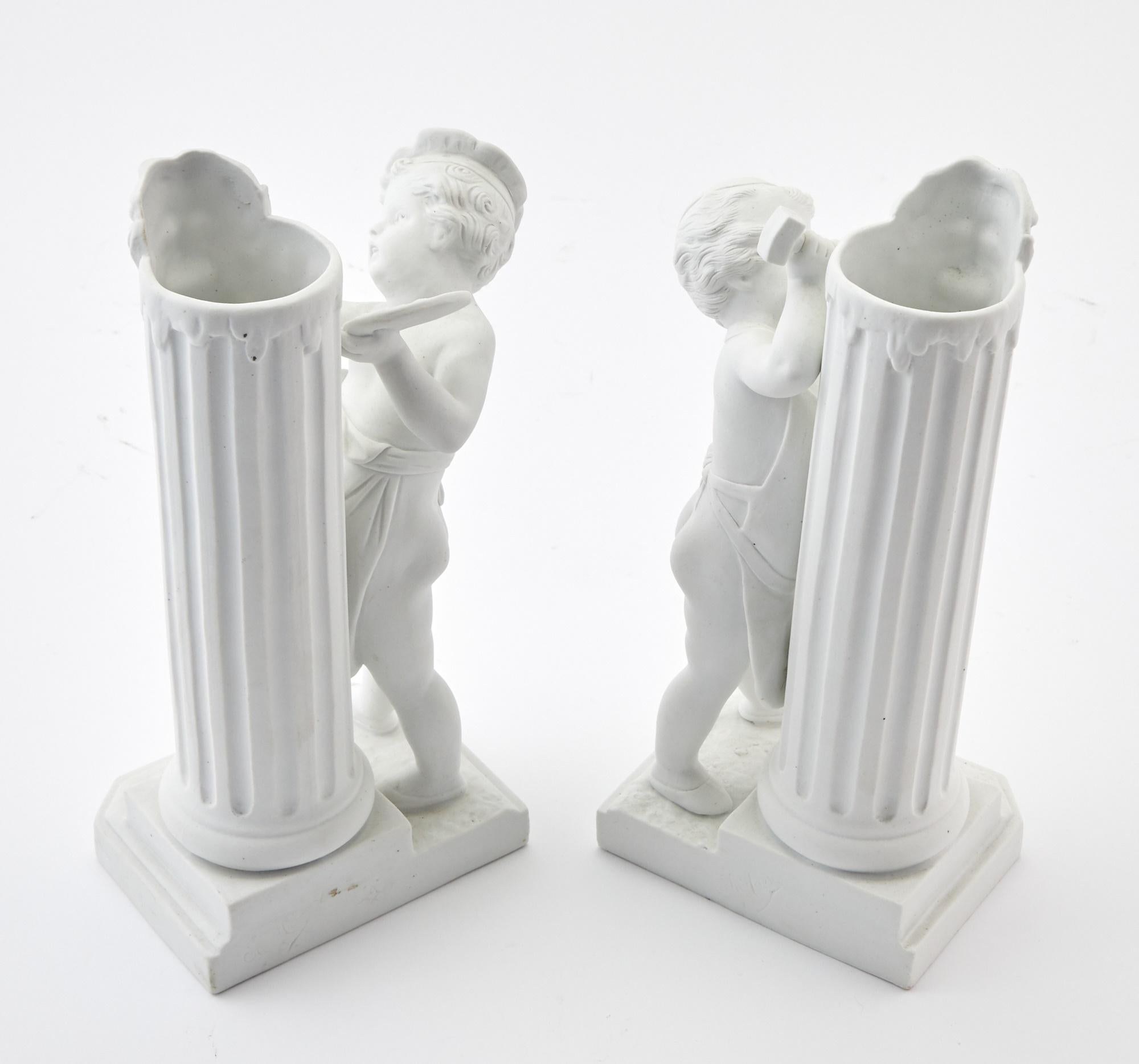 Français Paire de vases figuratifs en porcelaine décorative de style Sèvres en vente