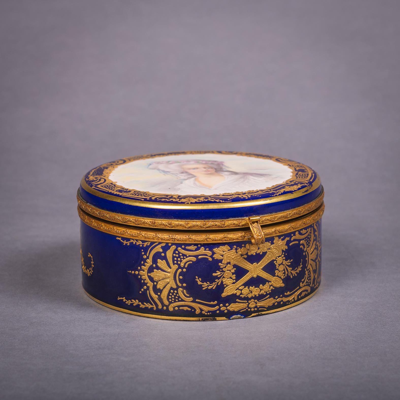 Une boîte circulaire et un couvercle de style Sèvres, montés sur métal doré à fond bleu.

Boîte circulaire et couvercle de style Sèvres, montés sur métal doré à fond bleu, peints d'un portrait en quart de longueur de 