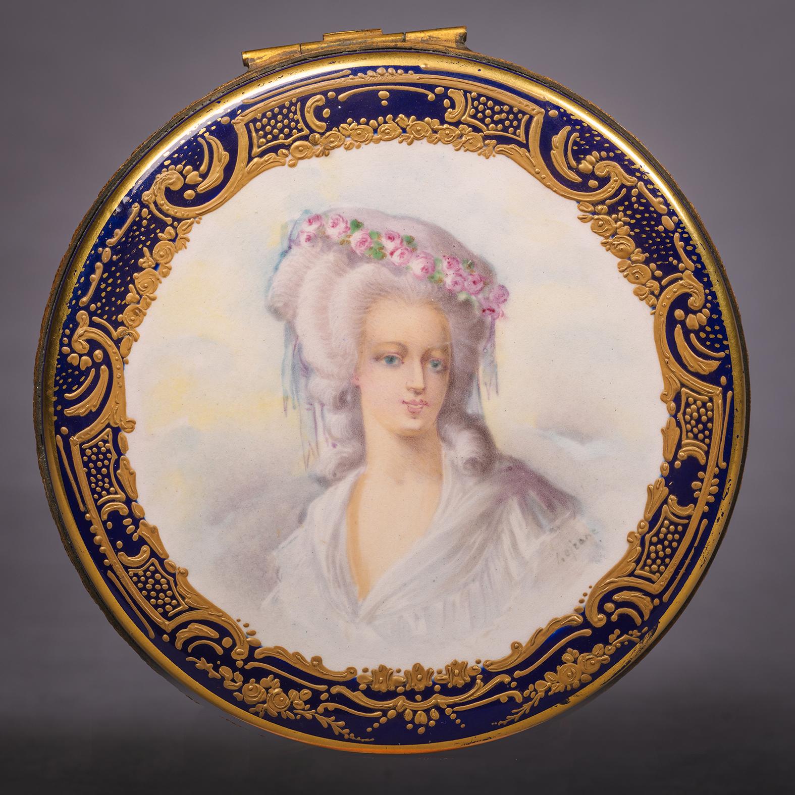 Français Boîte circulaire et couvercle en métal doré à fond bleu de style Sèvres en vente