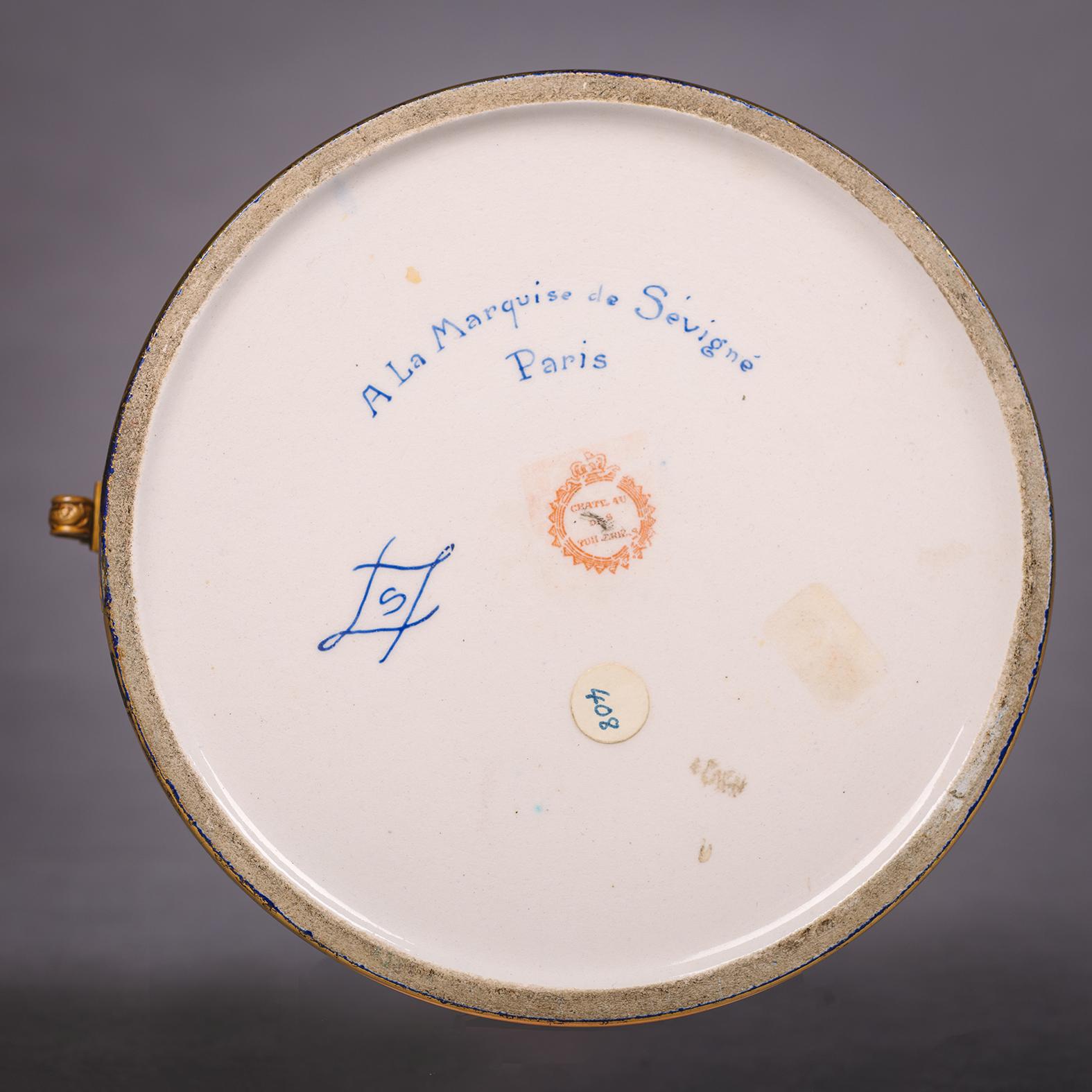 Boîte circulaire et couvercle en métal doré à fond bleu de style Sèvres Bon état - En vente à Brighton, West Sussex