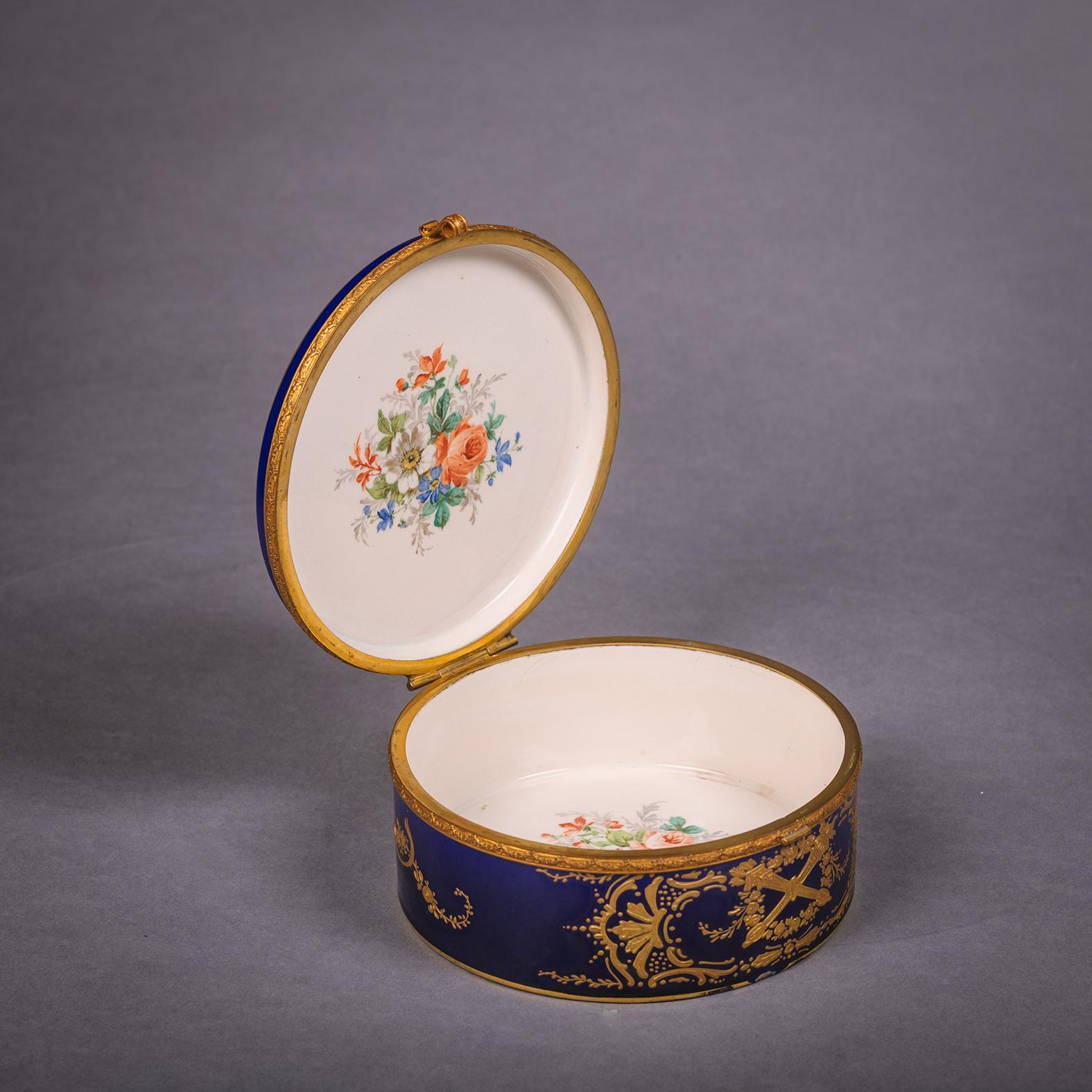XIXe siècle Boîte circulaire et couvercle en métal doré à fond bleu de style Sèvres en vente