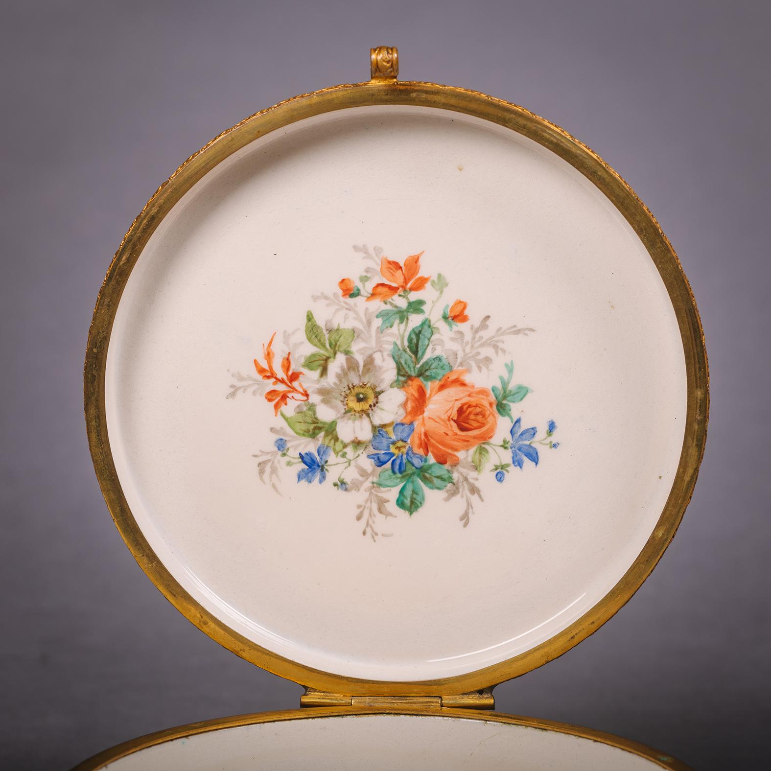 Porcelaine Boîte circulaire et couvercle en métal doré à fond bleu de style Sèvres en vente