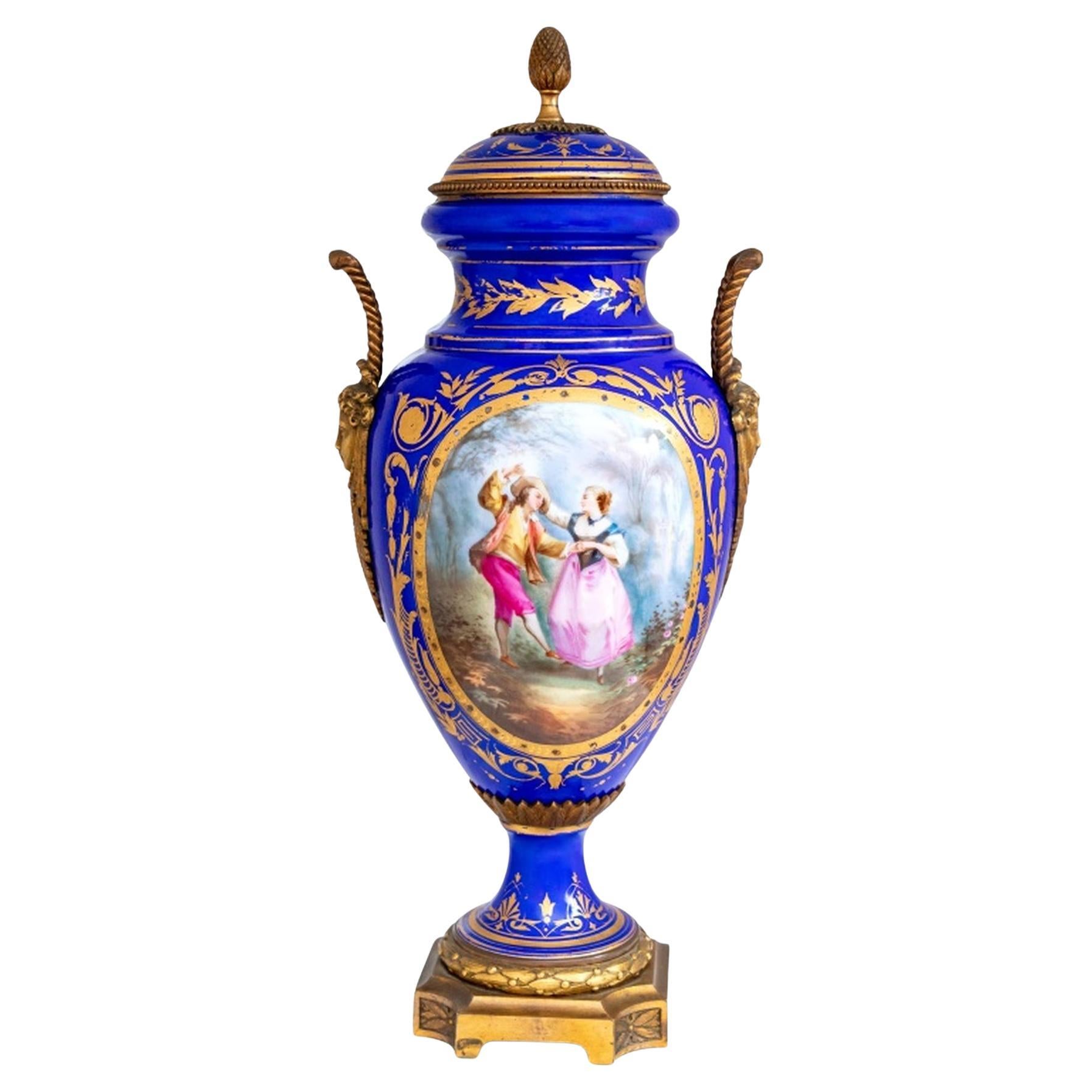 Vase couvert en porcelaine à fond bleu de style Sèvres