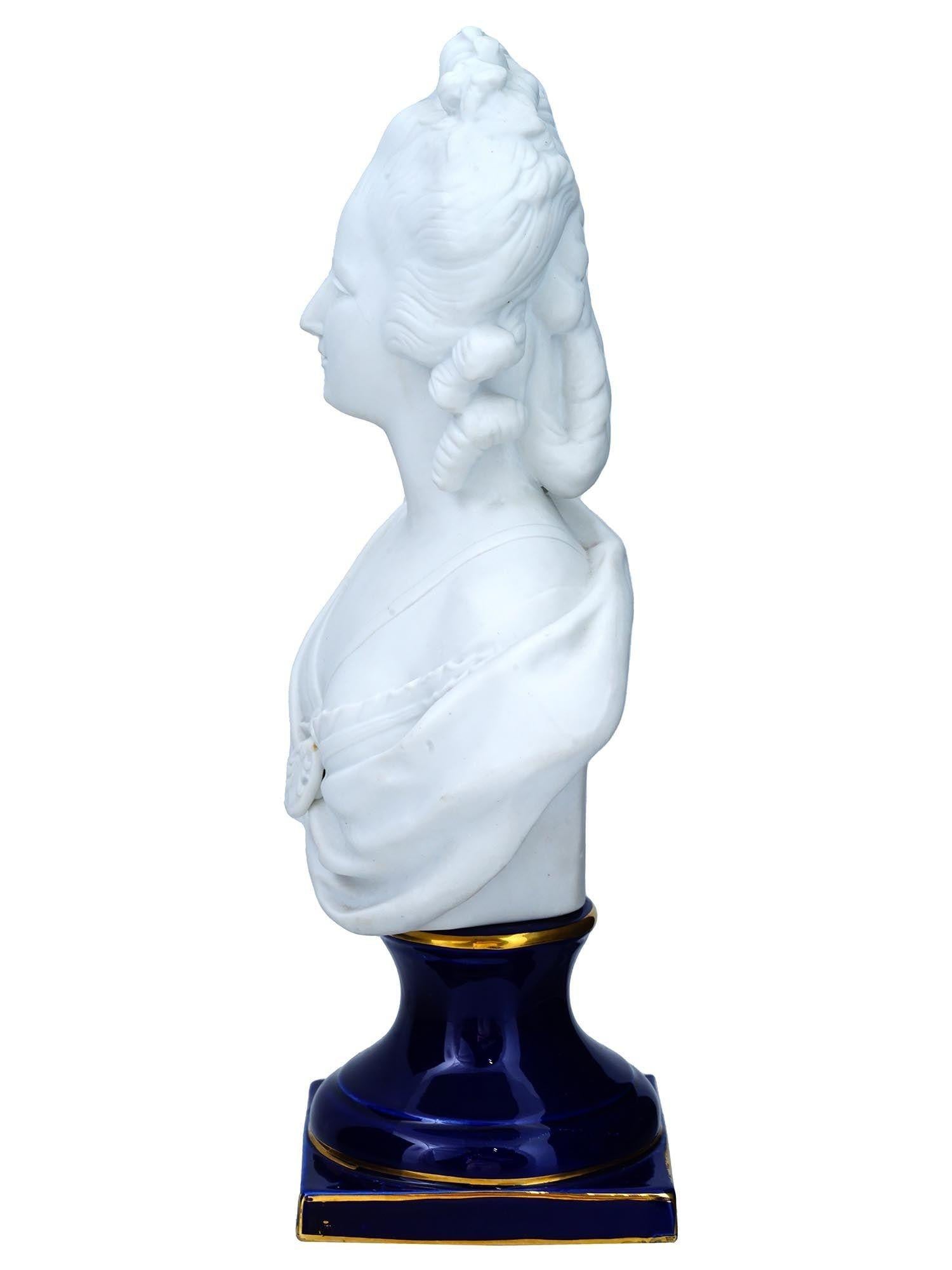 20ième siècle Buste de Marie Antoinette en porcelaine bleu cobalt et biscuit de style Sèvres en vente