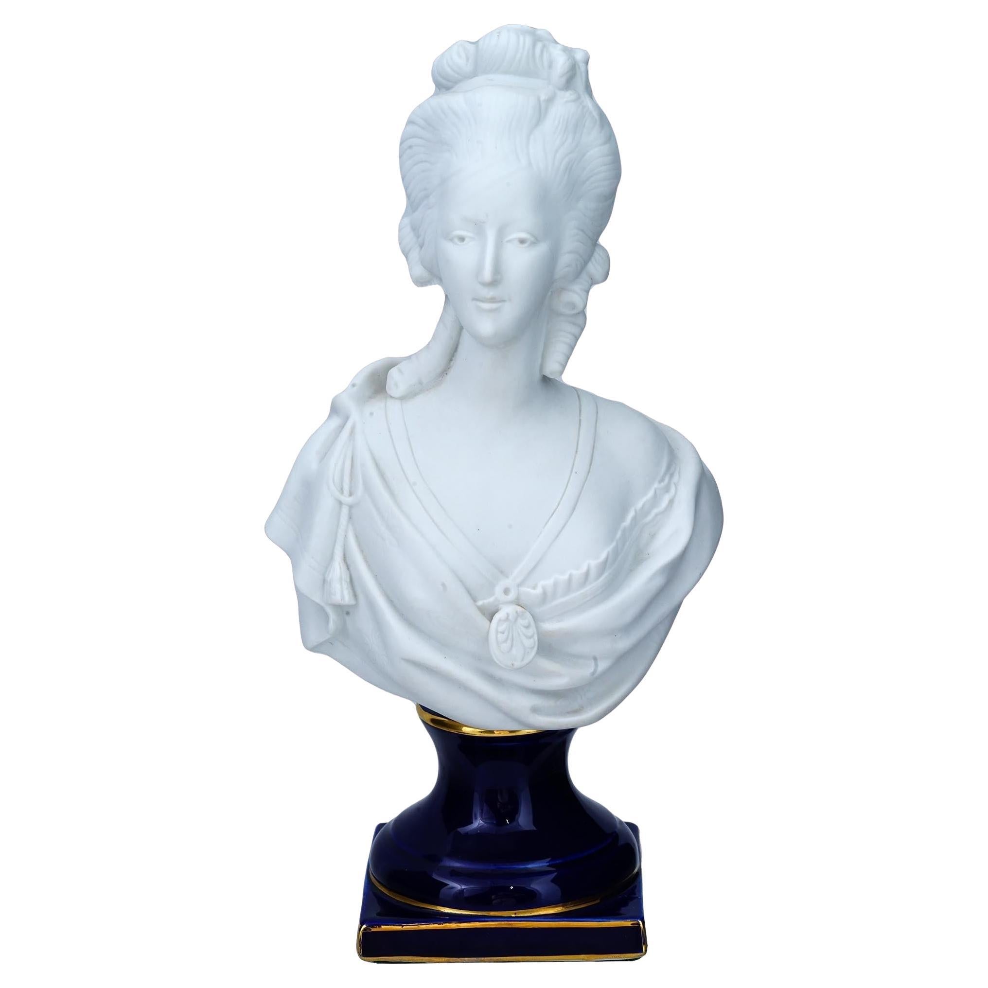 Buste de Marie Antoinette en porcelaine bleu cobalt et biscuit de style Sèvres en vente