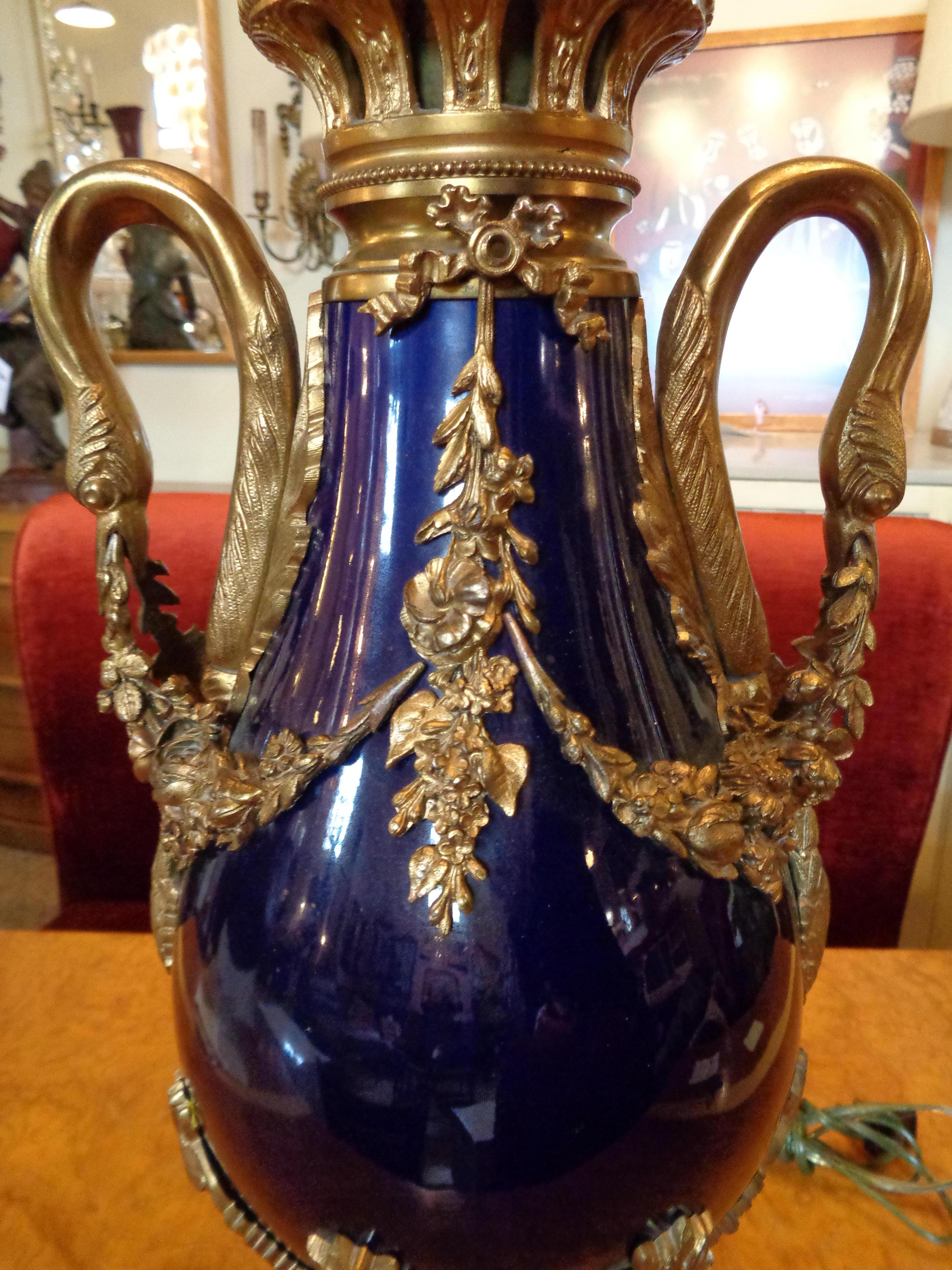 Belle urne à anse de cygne en porcelaine bleu cobalt et bronze de style Louis XVI de Sèvres montée en lampe de table avec un somptueux abat-jour en velours gris à poils courts. Cette lampe à poser tout simplement époustouflante ne manquera pas