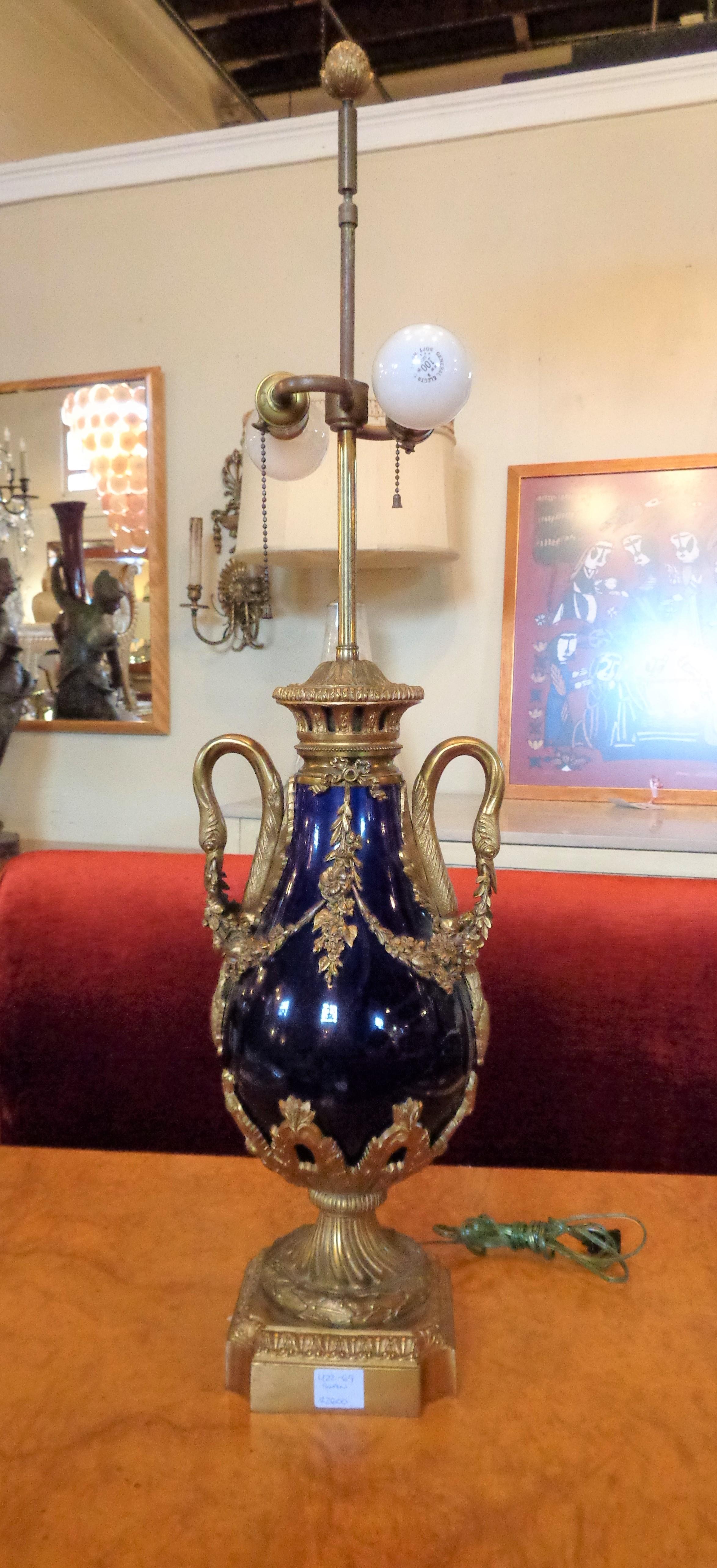 Louis XVI Urne à anse de Swan en porcelaine bleu cobalt et bronze, montée en lampe, style Sèvres en vente