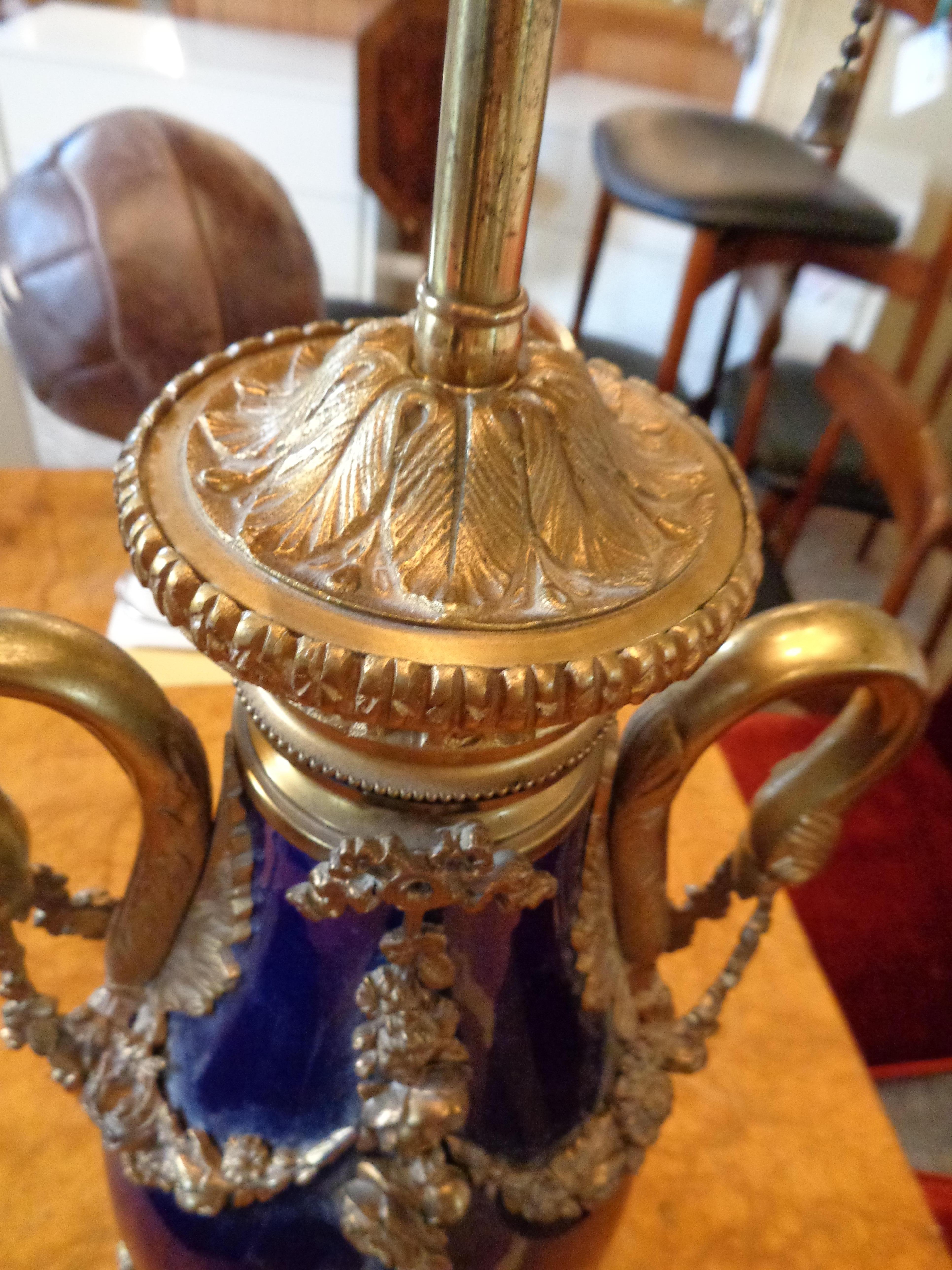 Français Urne à anse de Swan en porcelaine bleu cobalt et bronze, montée en lampe, style Sèvres en vente