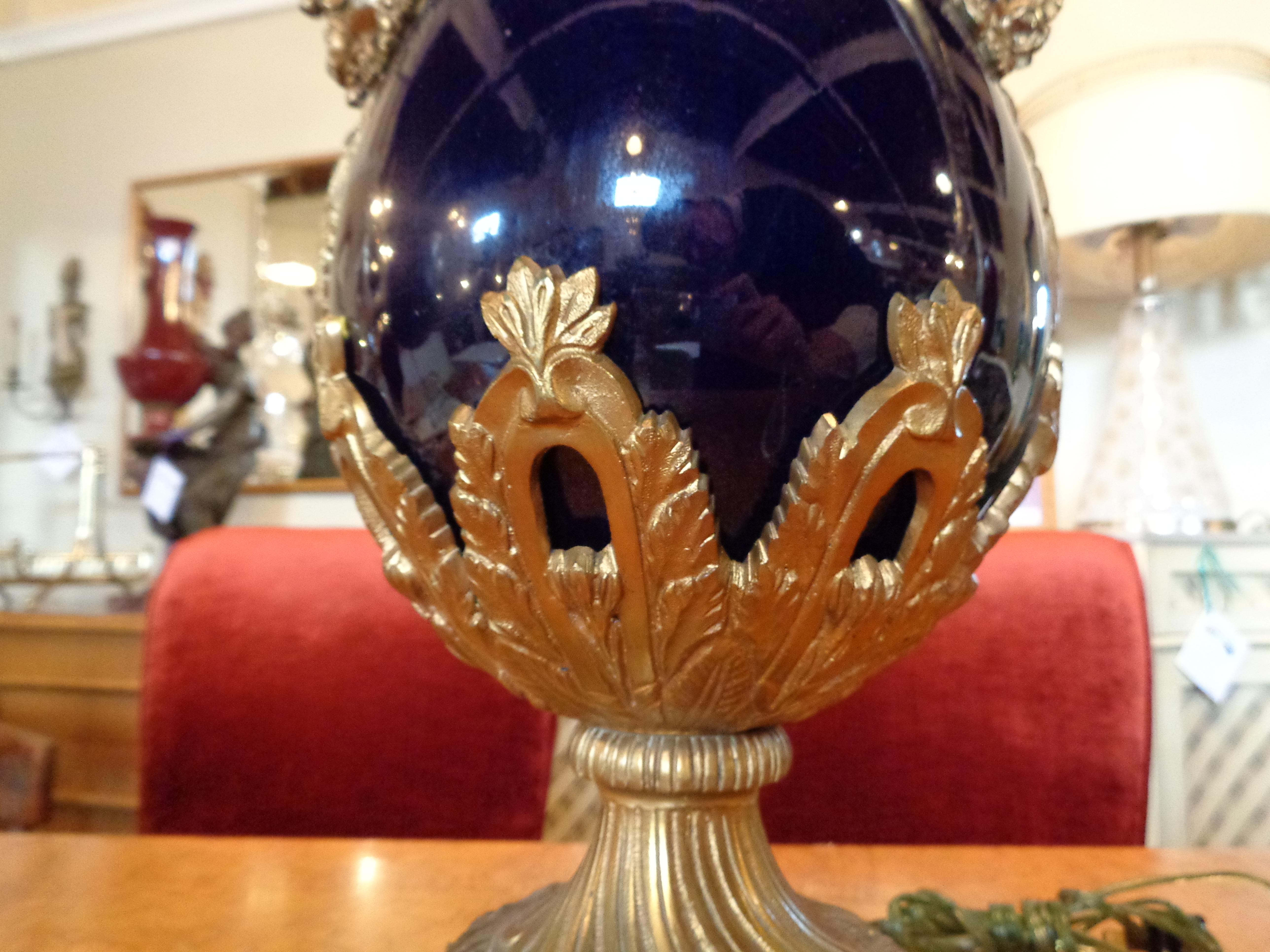 Urne à anse de Swan en porcelaine bleu cobalt et bronze, montée en lampe, style Sèvres Bon état - En vente à Stamford, CT