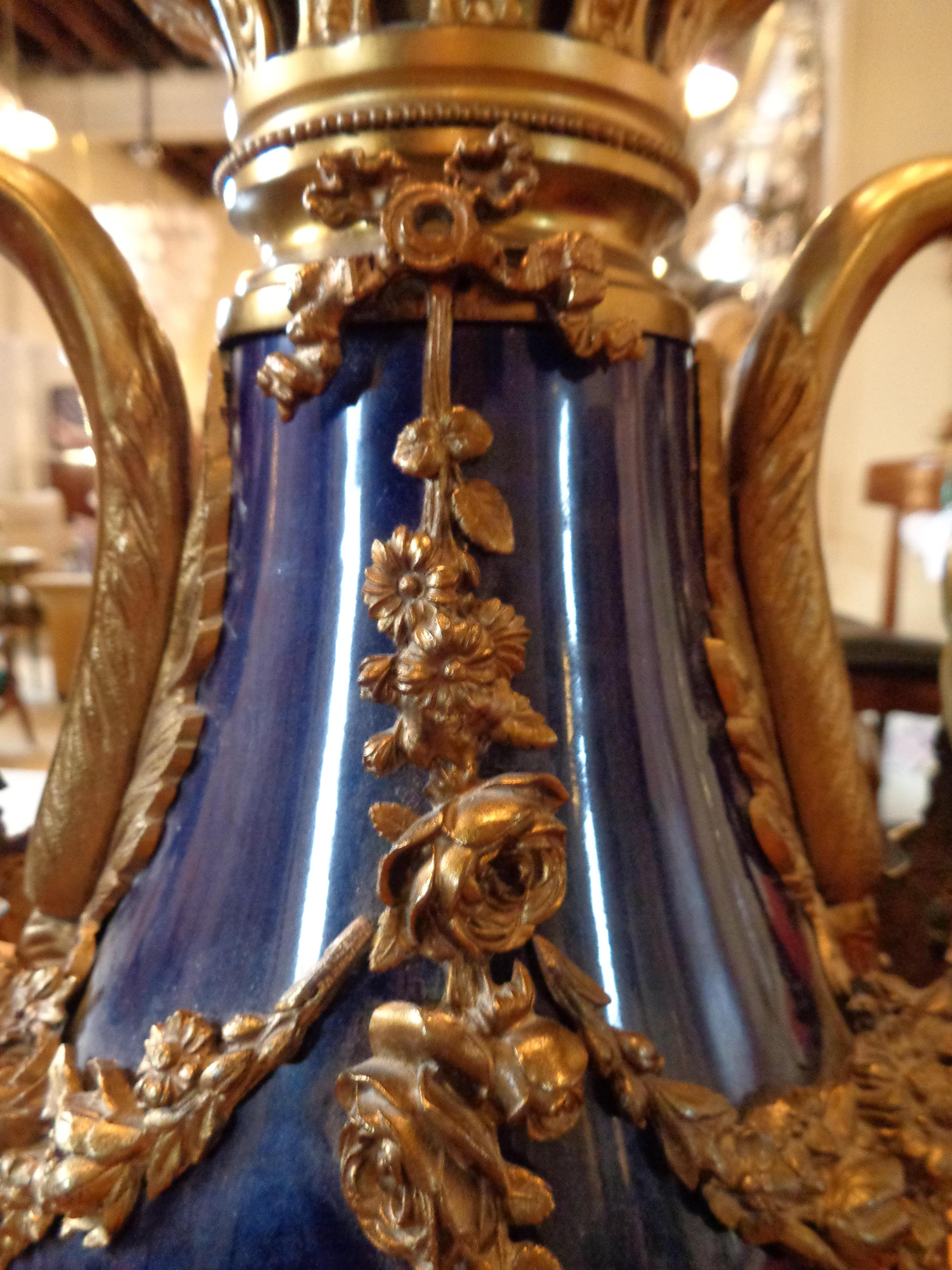 20ième siècle Urne à anse de Swan en porcelaine bleu cobalt et bronze, montée en lampe, style Sèvres en vente