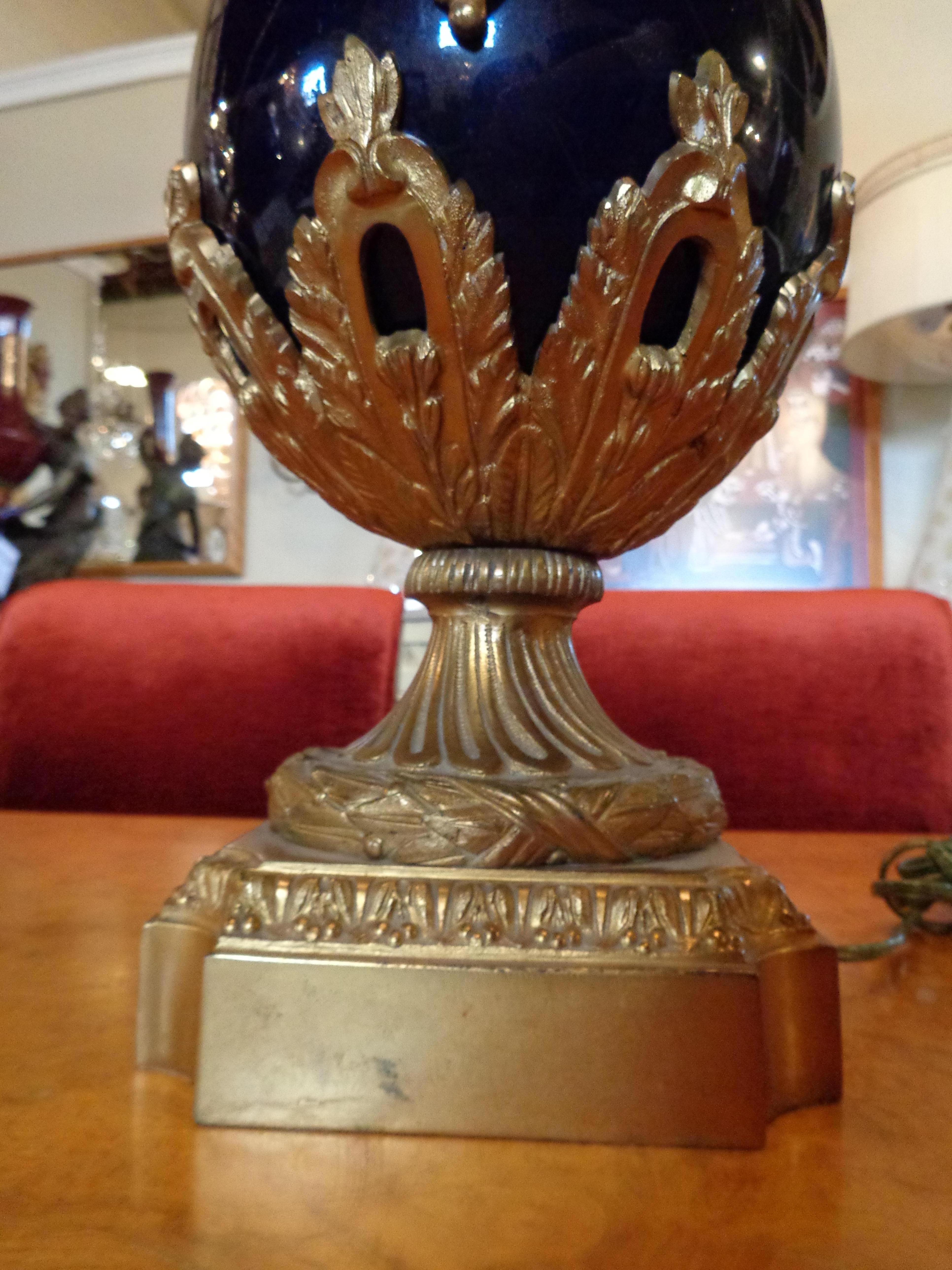 Urne à anse de Swan en porcelaine bleu cobalt et bronze, montée en lampe, style Sèvres en vente 1