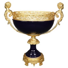 Centre de table figuratif de style Sèvres en porcelaine bleu royal et bronze doré