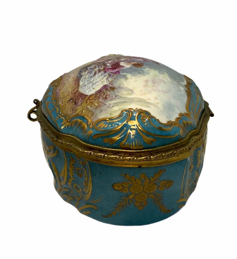 Sevres Style French Porcelain Trinket Box In Good Condition For Sale In Guaynabo, PR