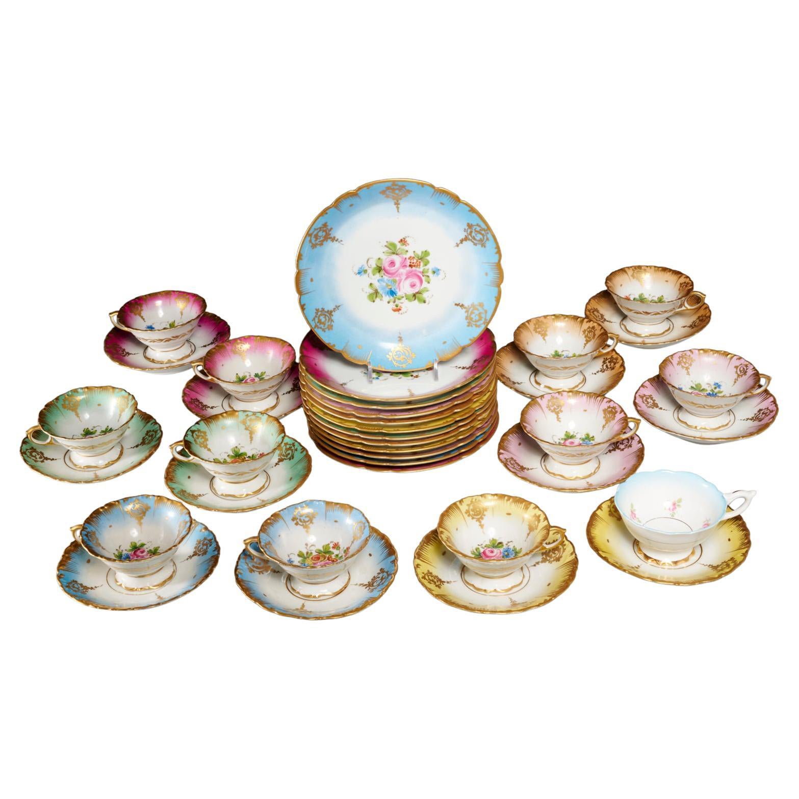 Sèvres-Stil Vergoldetes und polychromes Emaille-Porzellan-Dessert-Service für 12 Personen