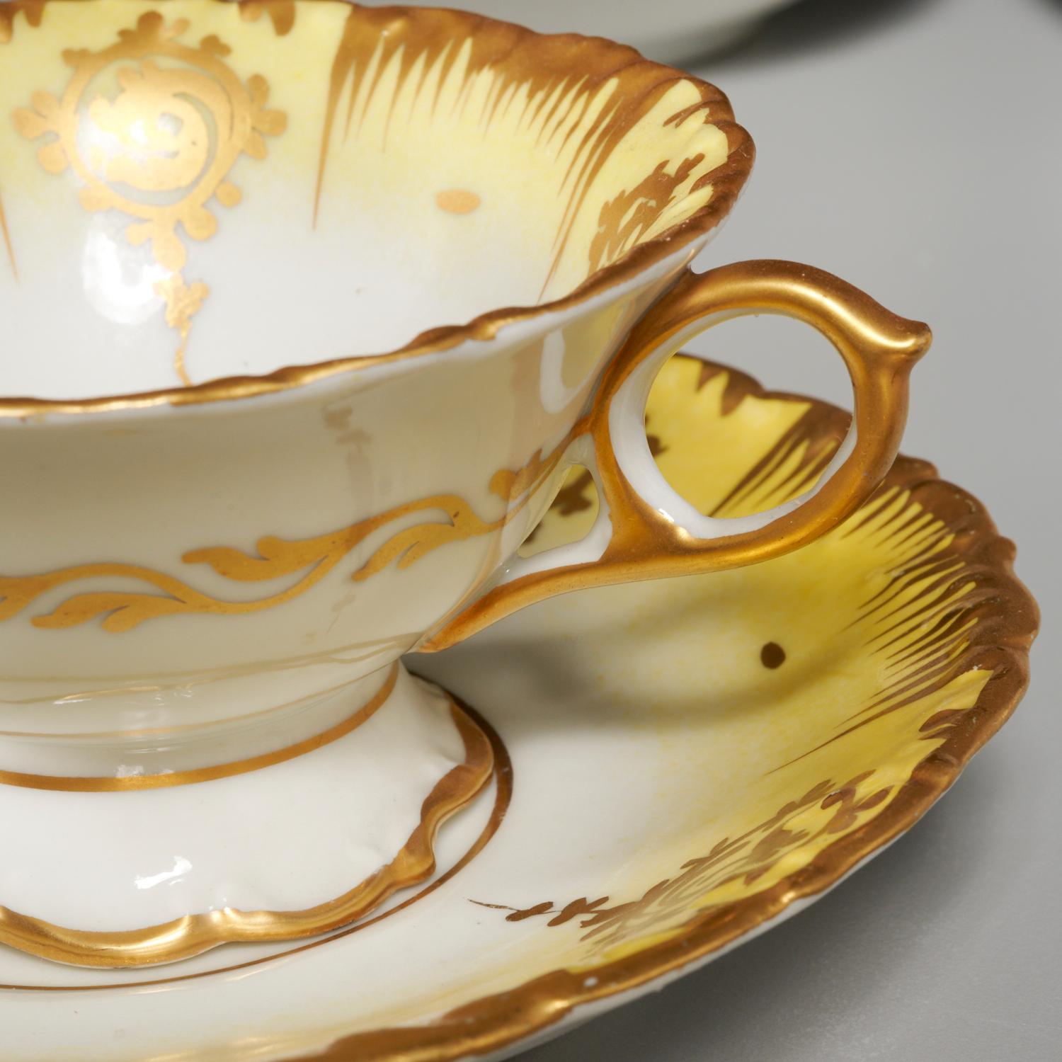 Français Service à dessert de style Sèvres en porcelaine dorée et émaillée polychrome pour 12 personnes en vente