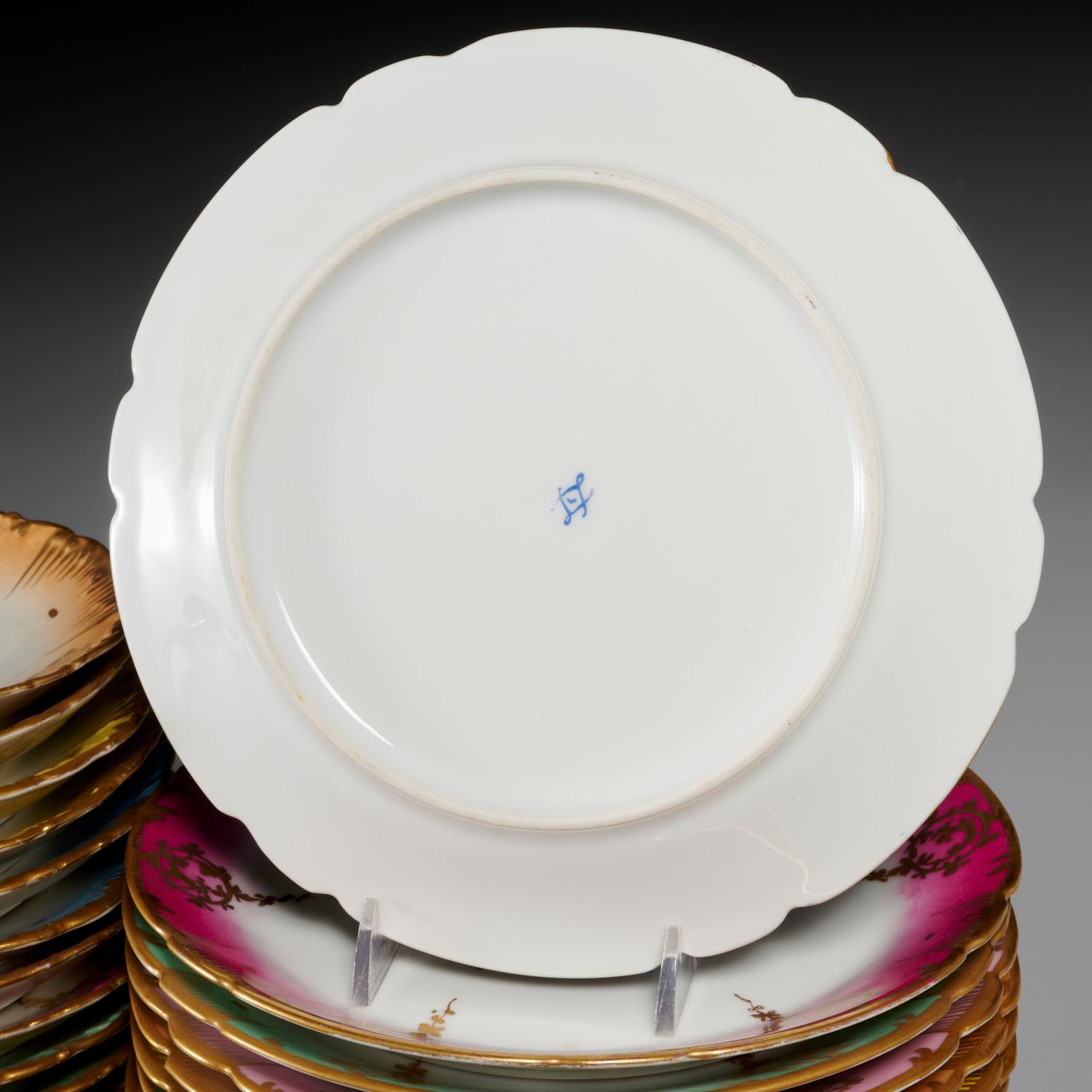 Sèvres-Stil Vergoldetes und polychromes Emaille-Porzellan-Dessert-Service für 12 Personen im Angebot 1
