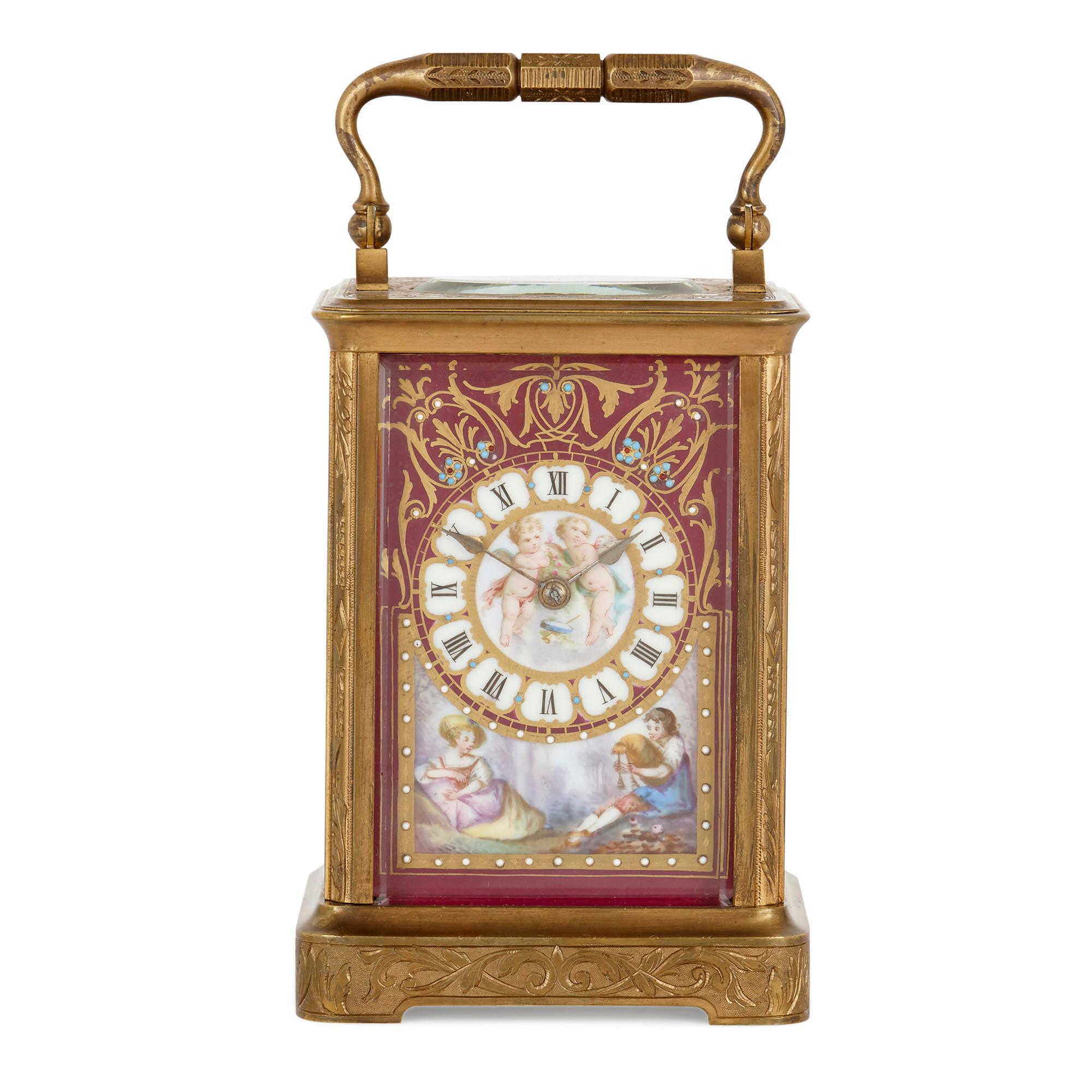 Cette belle horloge a été fabriquée vers 1870 en France. Connue sous le nom d'horloge de voiture, elle était conçue pour être utilisée lors des déplacements. Ces horloges étaient fabriquées à petite échelle, avec des poignées, afin de pouvoir être