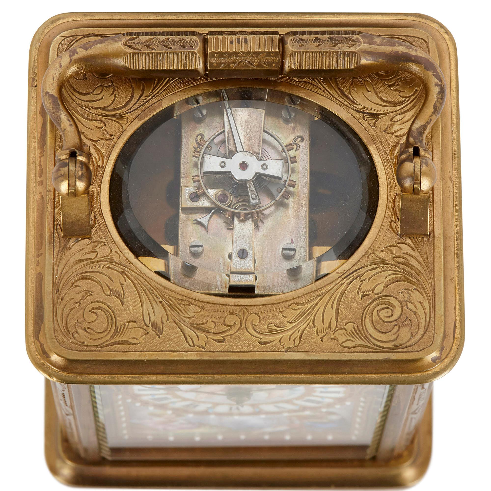 Pendule à chariot en bronze doré et porcelaine de style Sèvres Bon état - En vente à London, GB