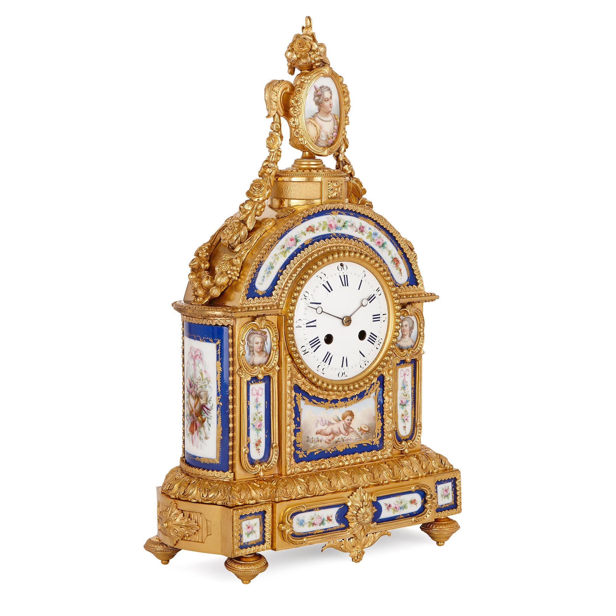 Diese Uhr im Sèvres-Stil ist ein elegantes Stück Design aus dem späten 19. Jahrhundert, das eine wunderbare Ergänzung für einen Kaminsims darstellt. Sie wurde in Bronze gegossen, vergoldet (Ormolu) und mit aufwendig bemalten Porzellanplatten
