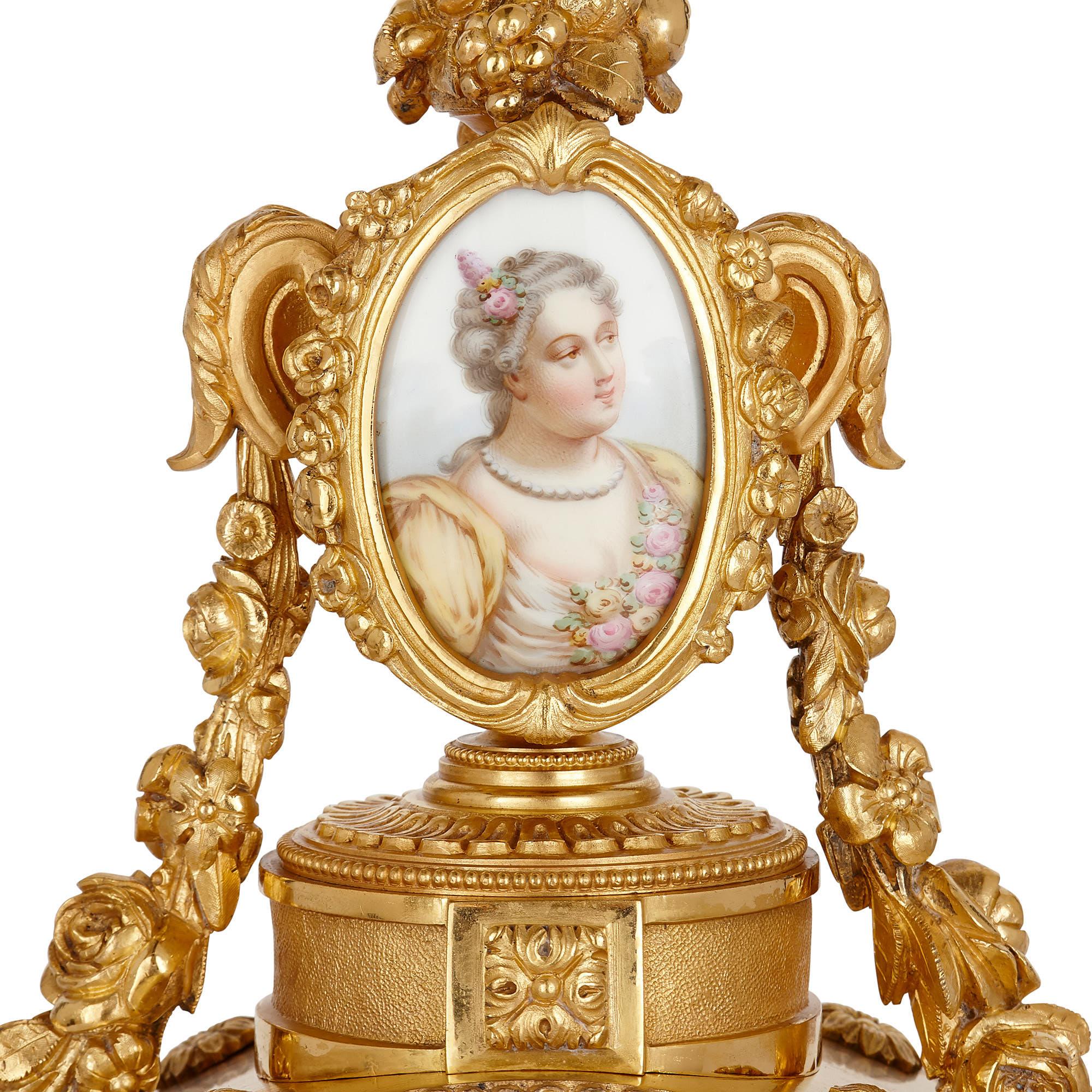 Kaminuhr aus vergoldeter Bronze und Porzellan im Sèvres-Stil (Vergoldet) im Angebot
