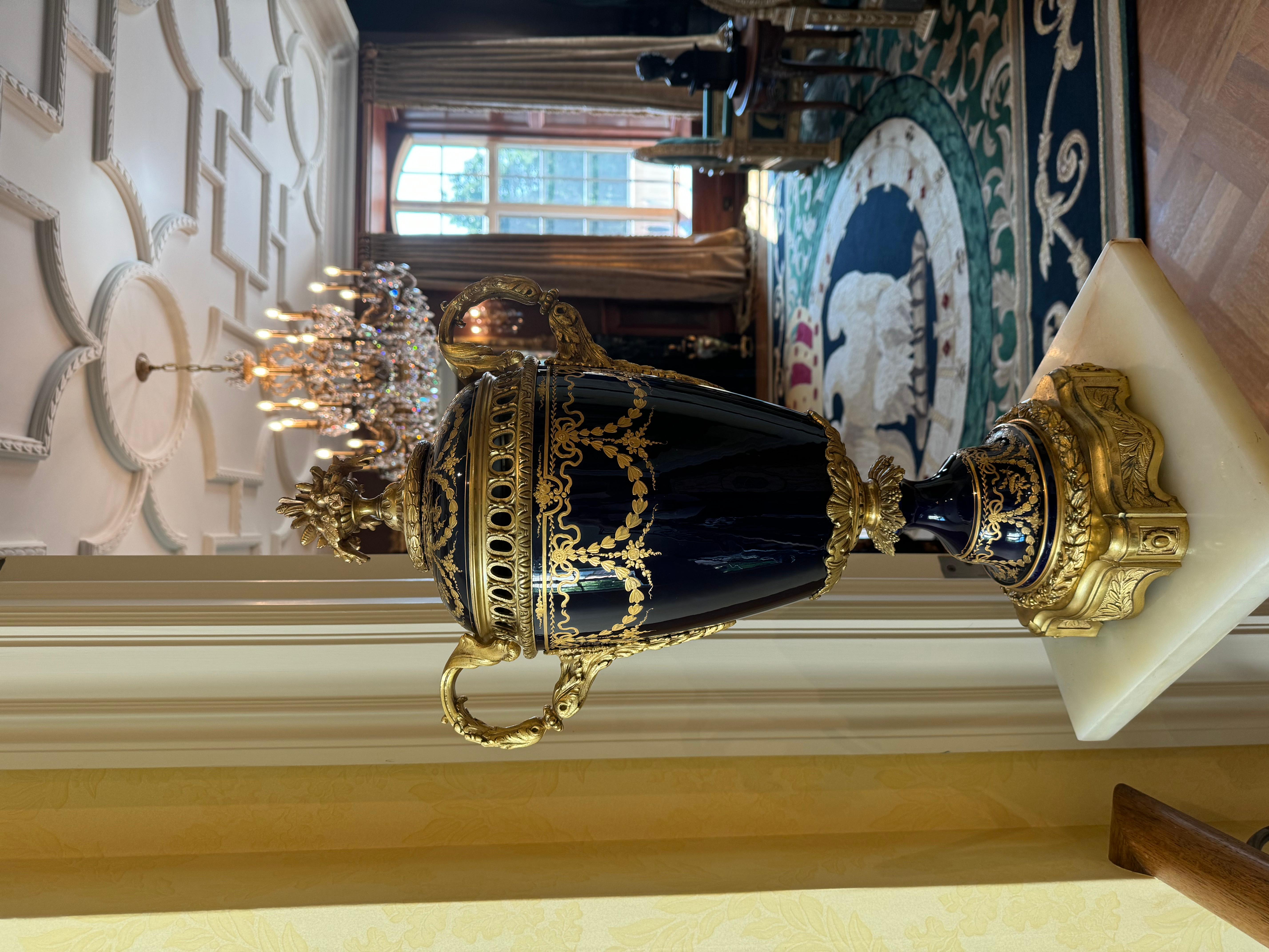 Urna coperta in porcellana blu de Roy in stile Sèvres con montatura in bronzo dorato in vendita 7