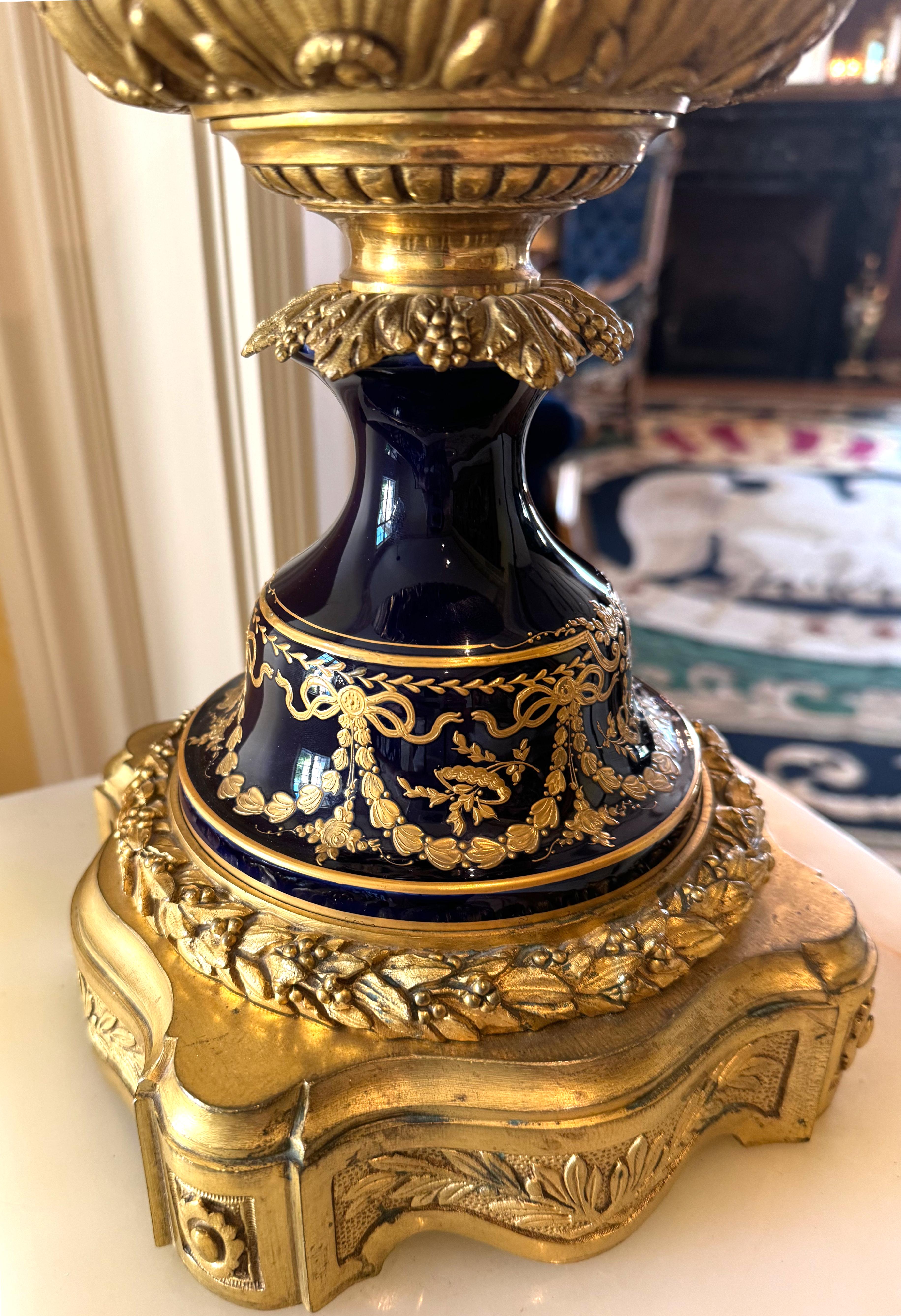 Urna coperta in porcellana blu de Roy in stile Sèvres con montatura in bronzo dorato In condizioni buone in vendita a West Palm Beach, FL