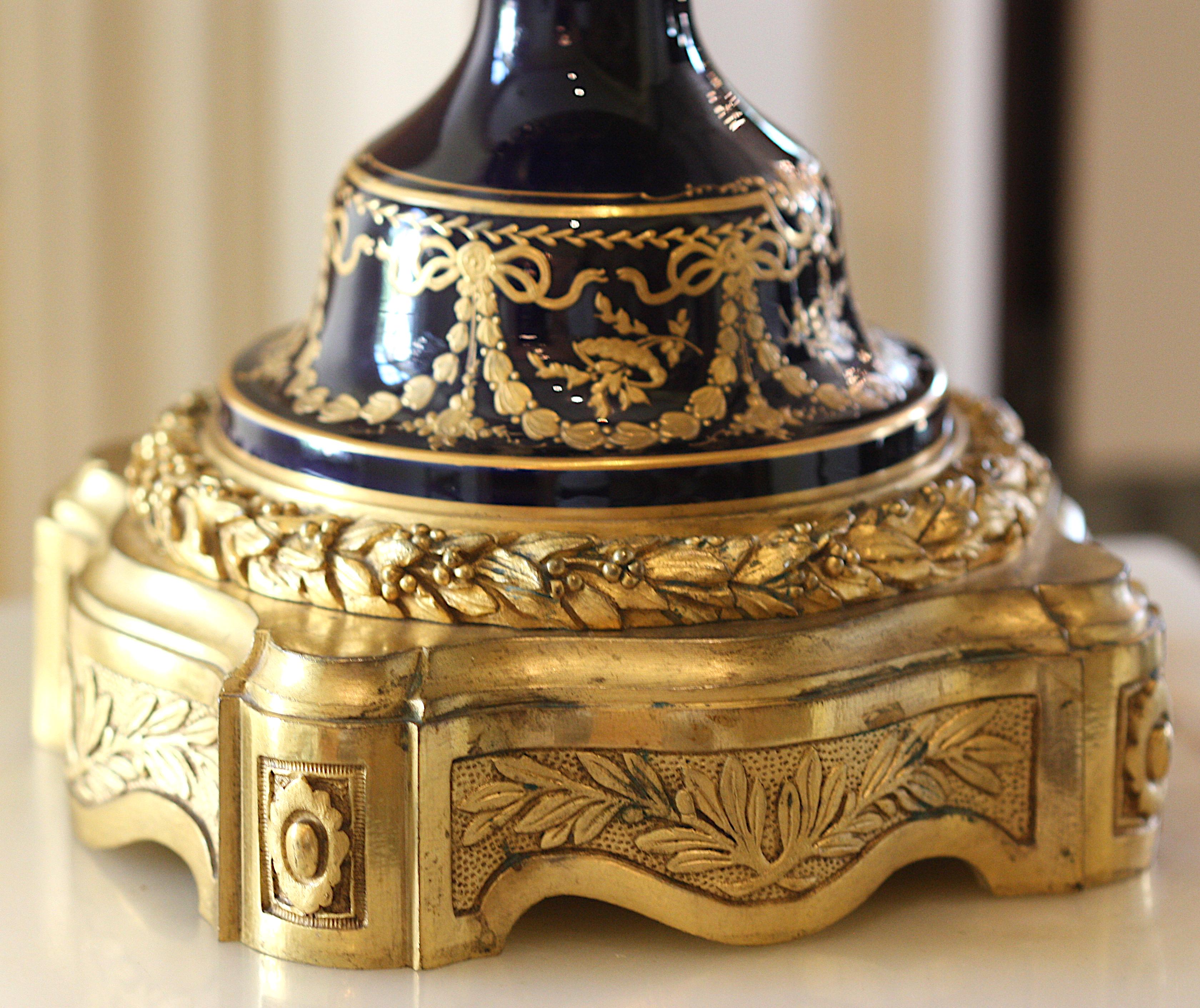 Bronzo Urna coperta in porcellana blu de Roy in stile Sèvres con montatura in bronzo dorato in vendita