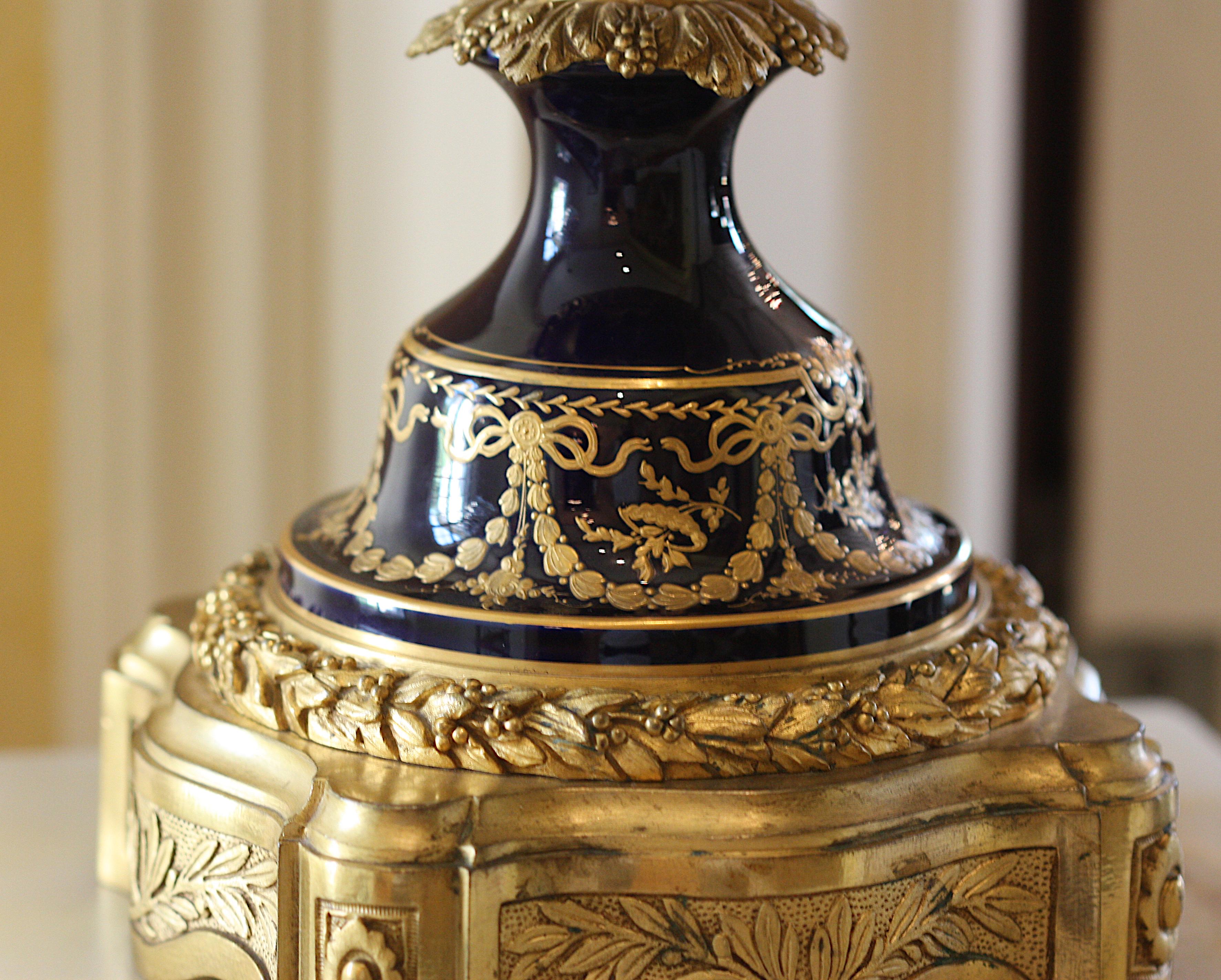 Urna coperta in porcellana blu de Roy in stile Sèvres con montatura in bronzo dorato in vendita 4