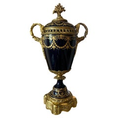 Urna Cubierta de Porcelana Azul de Roy Montada en Bronce Dorado Estilo Sevres