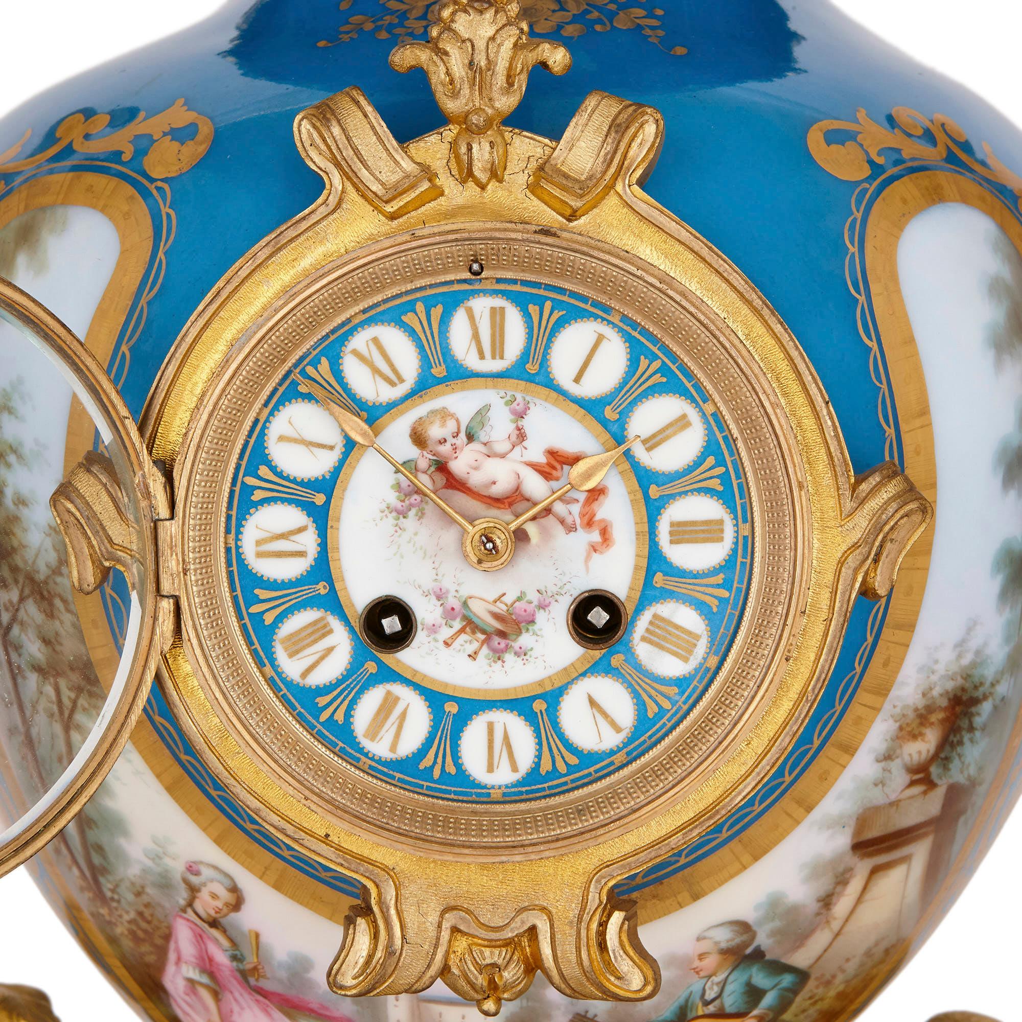 Rococo Pendule en porcelaine montée sur bronze doré, style Sèvres en vente