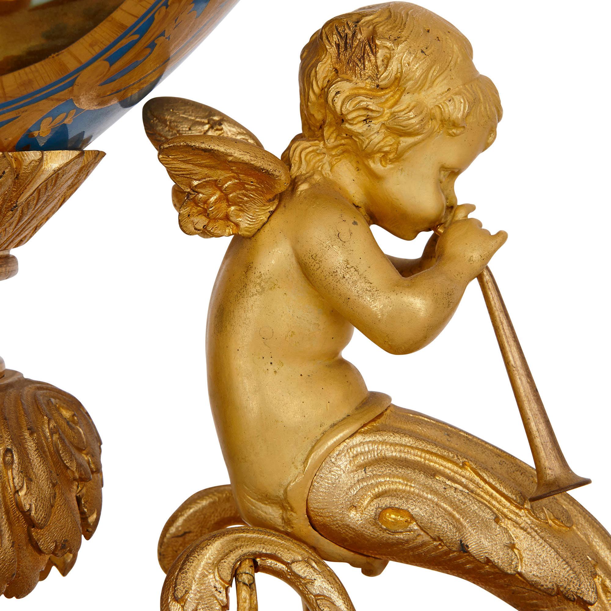 Doré Pendule en porcelaine montée sur bronze doré, style Sèvres en vente