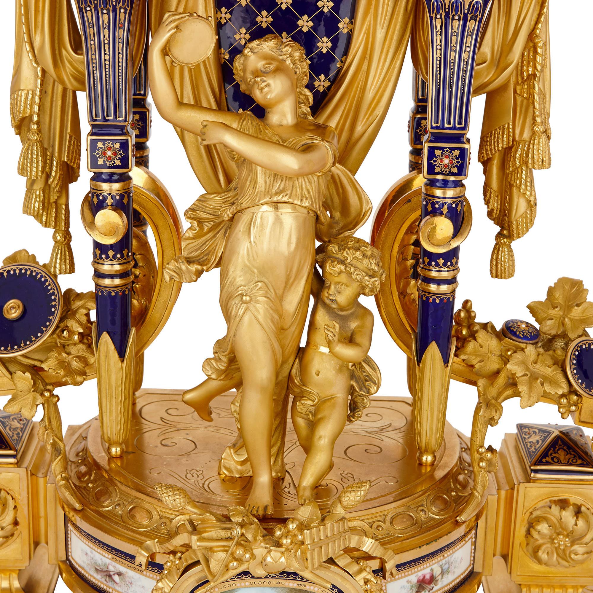 Peint à la main Ensemble d'horloges et de pendules en porcelaine de style Sèvres montées sur bronze doré en vente