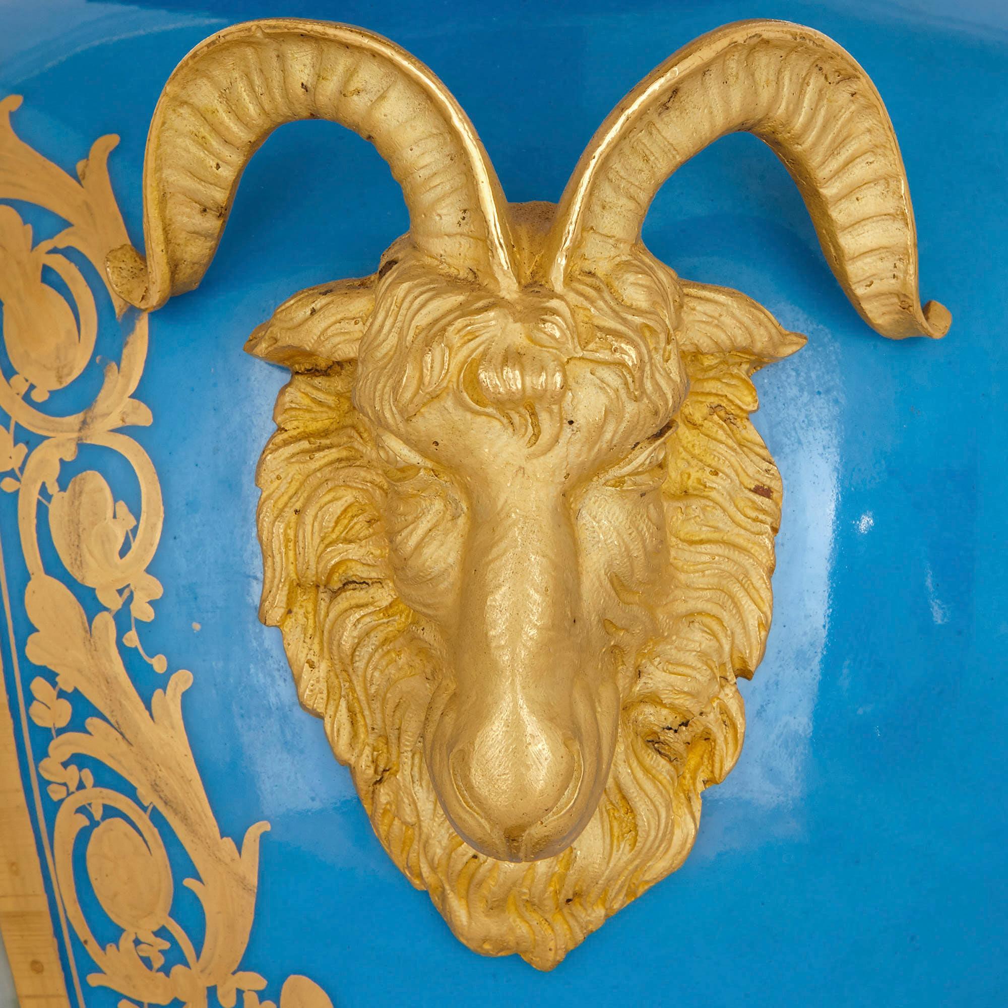 Pendule en porcelaine montée sur bronze doré, style Sèvres Bon état - En vente à London, GB