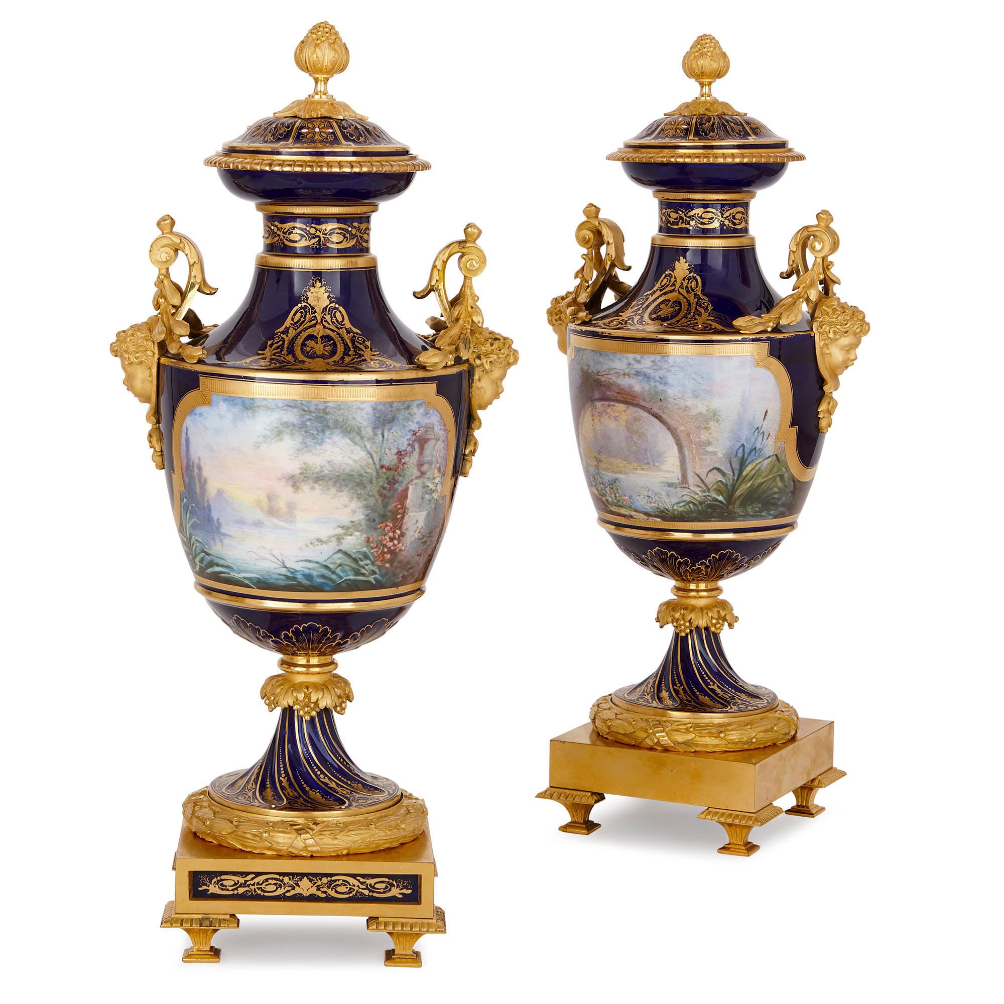 XIXe siècle Ensemble d'horloges et de pendules en porcelaine de style Sèvres montées sur bronze doré en vente