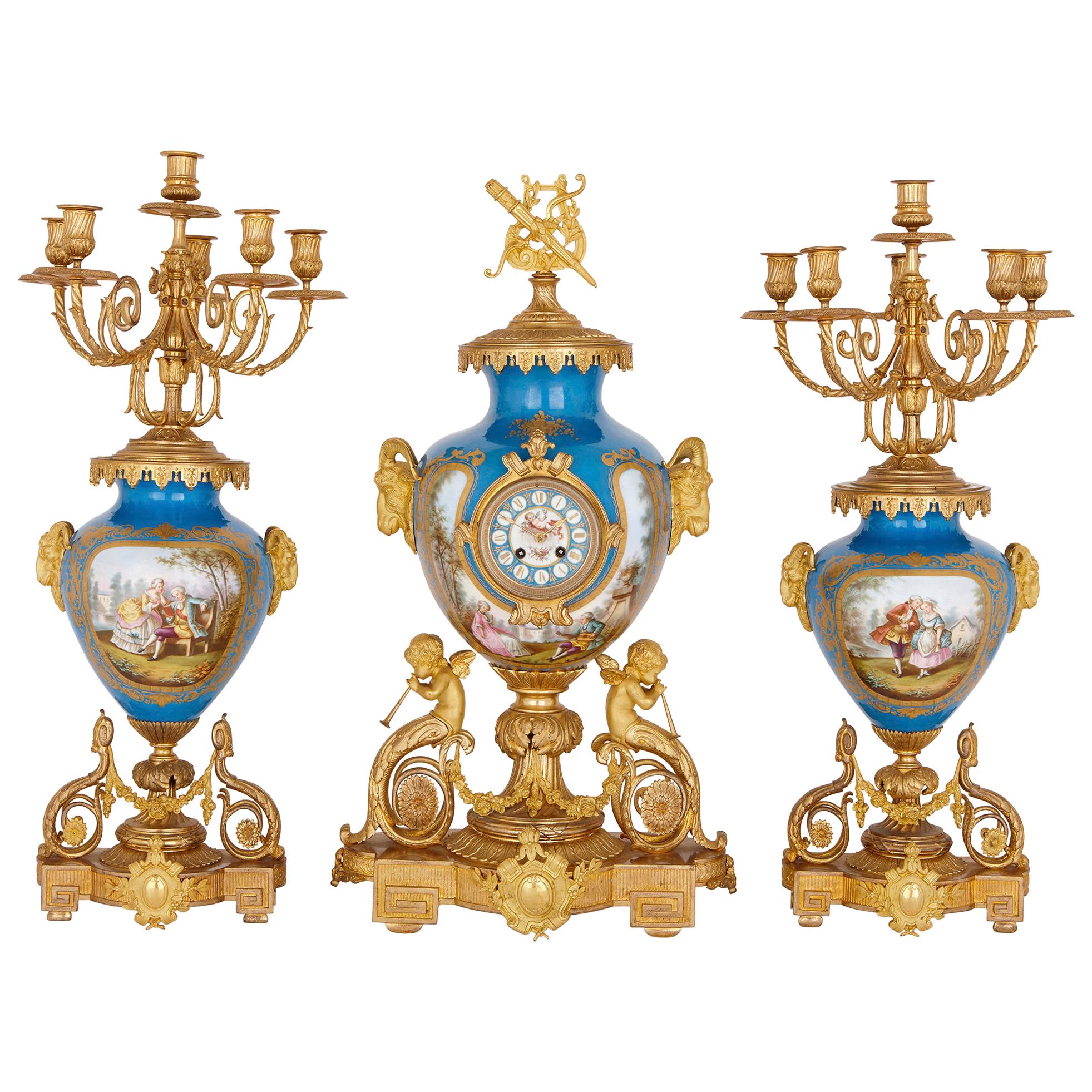 Set di orologi in porcellana montati in bronzo dorato in stile Sèvres
