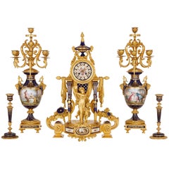 Set di orologi in porcellana montati in bronzo dorato in stile Sèvres