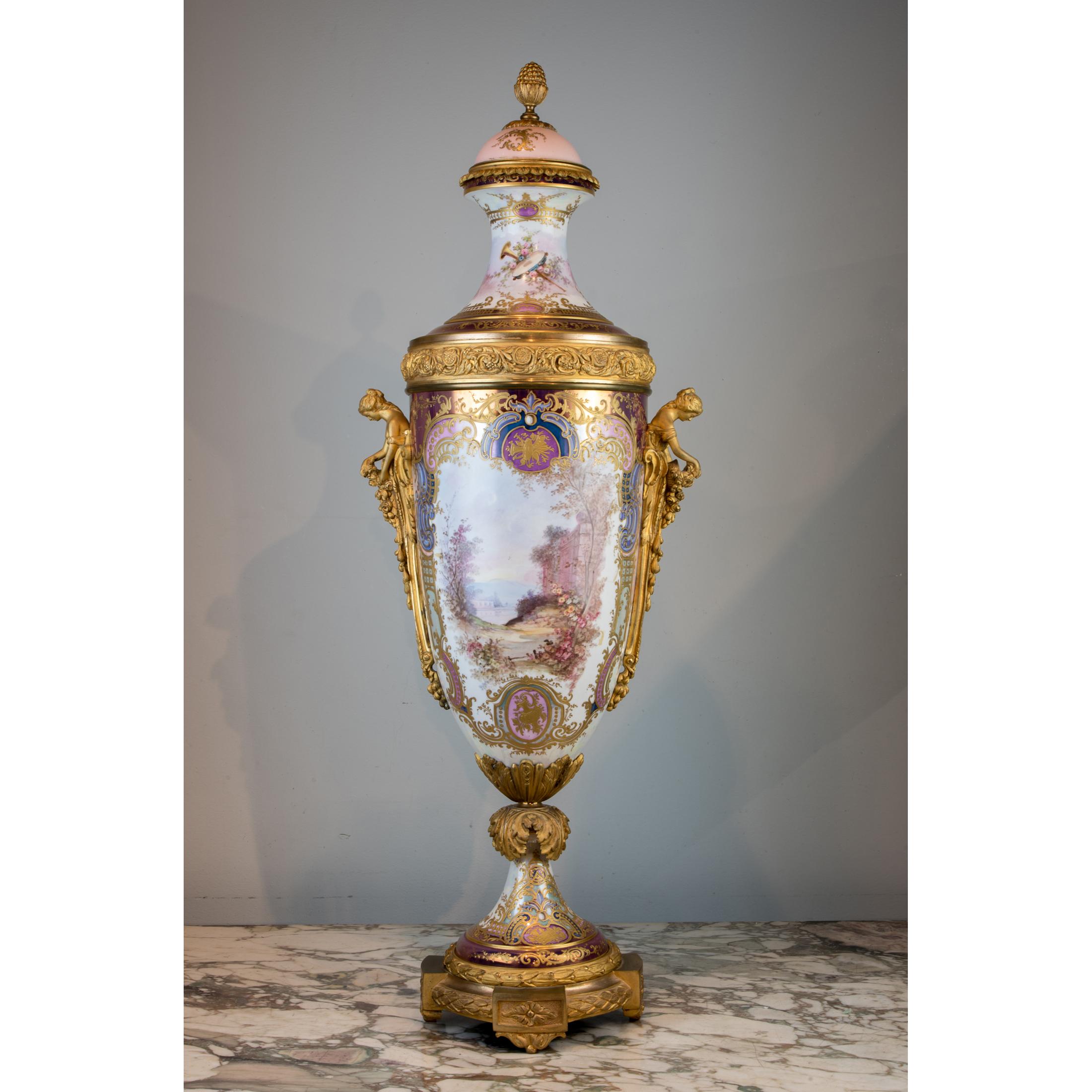 L'étonnant vase portrait de style Sèvres en porcelaine à glaçure irisée rose, monté en relief et en bronze doré, peint d'une belle femme avec Cupidon. 

Date : 19ème siècle
Origine : Français
Dimension : 34 po. x 12 po.