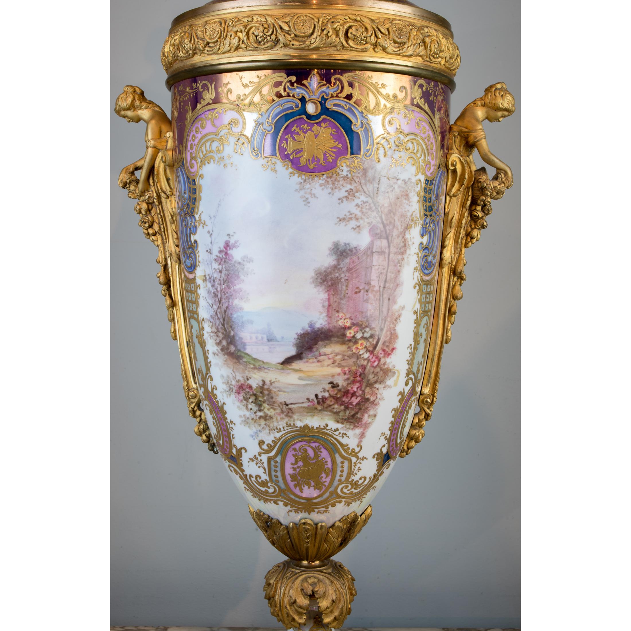Doré Vase portrait en porcelaine à glaçure irisée rose de style Svres monté sur bronze doré  en vente