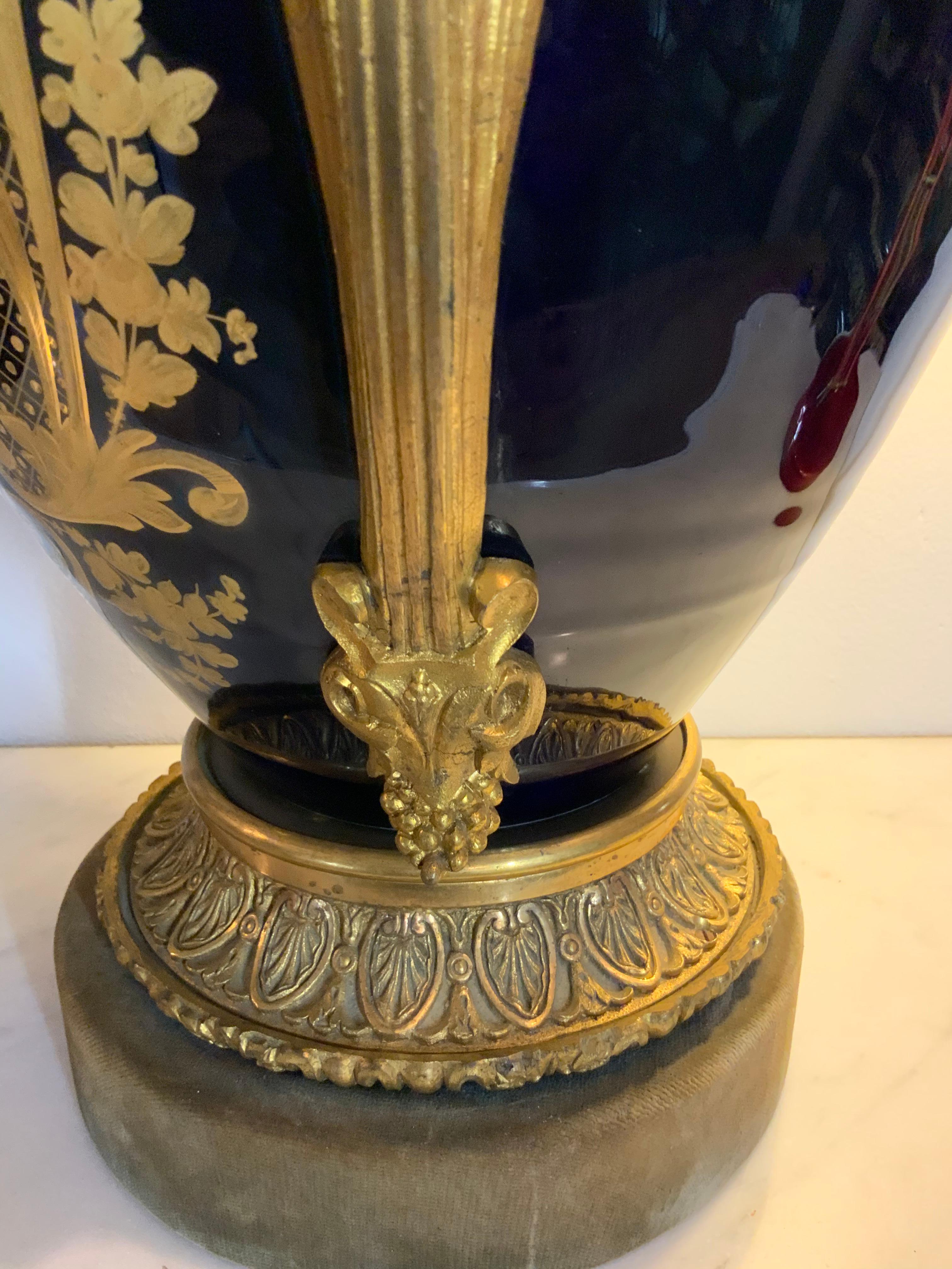 Urne de style Sèvres en bronze doré grand format peinte à la main et en porcelaine bleu cobalt en vente 2