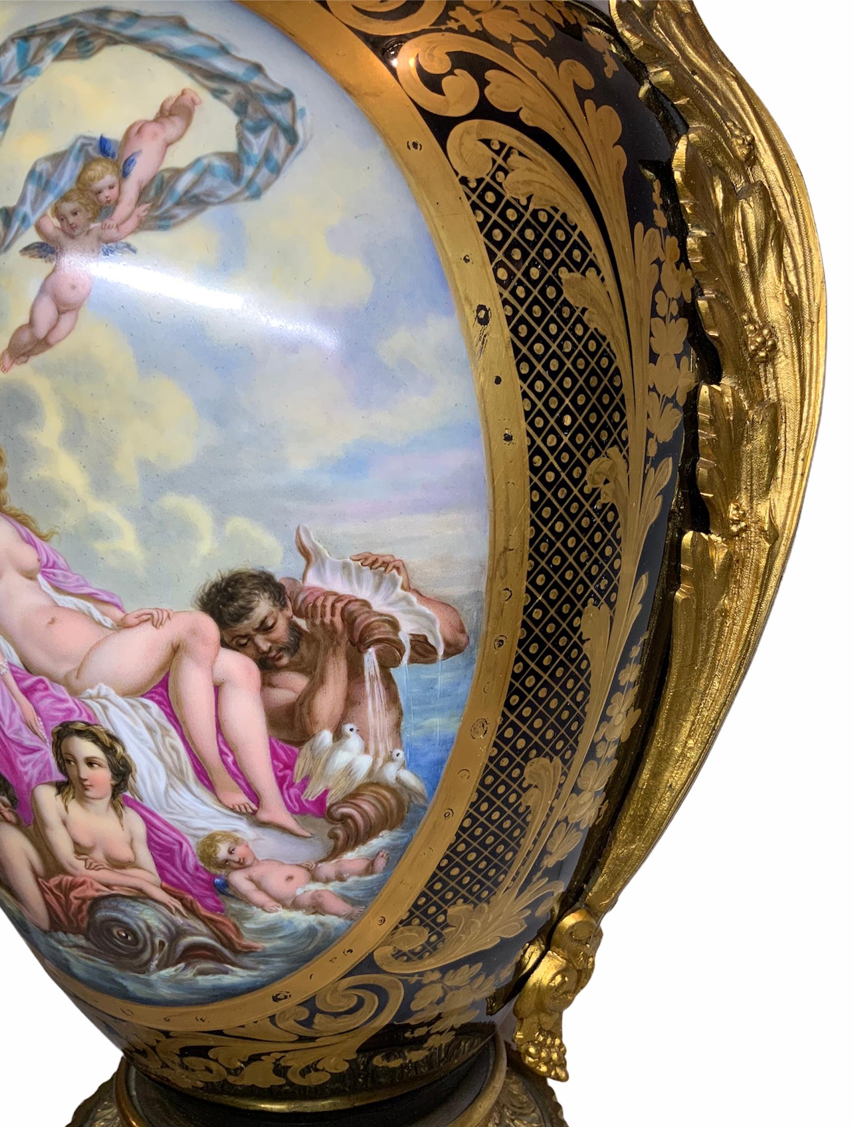 Urne de style Sèvres en bronze doré grand format peinte à la main et en porcelaine bleu cobalt en vente 3