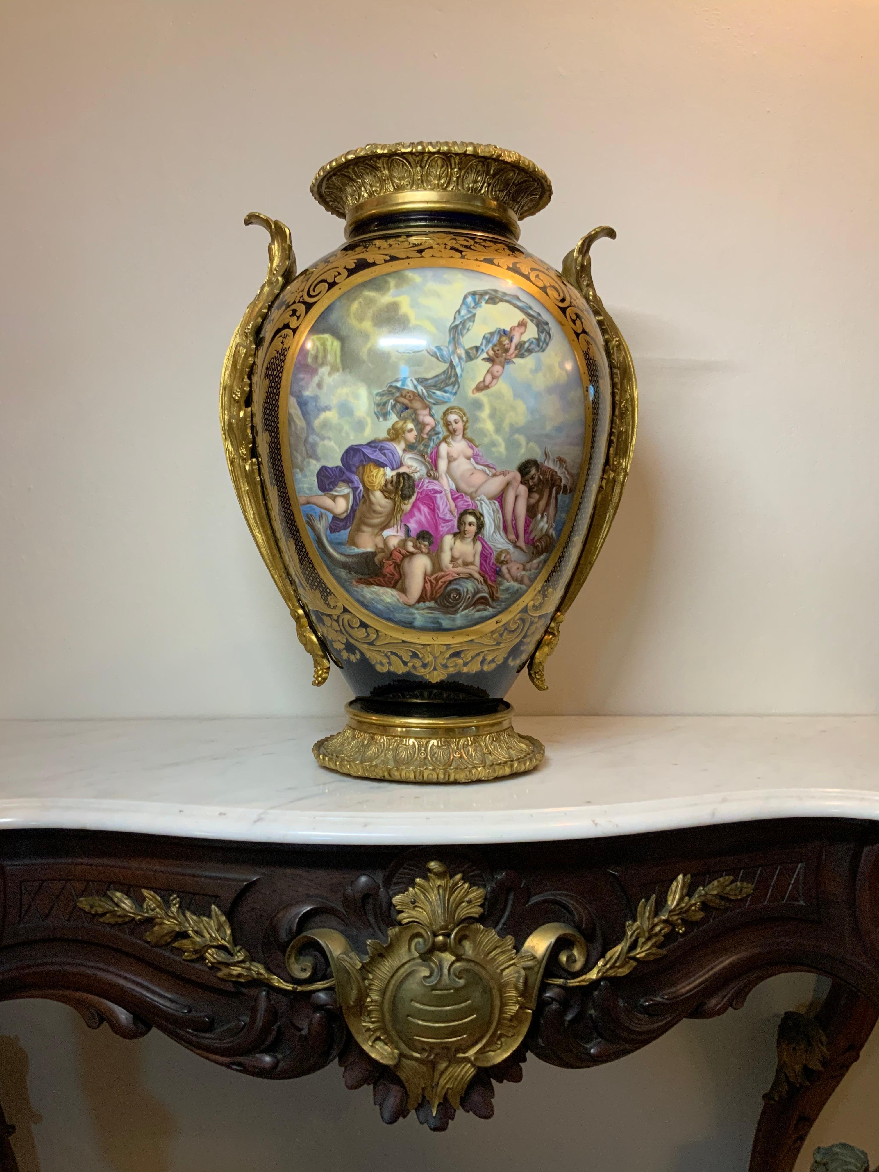 Urne de style Sèvres en bronze doré grand format peinte à la main et en porcelaine bleu cobalt en vente 6
