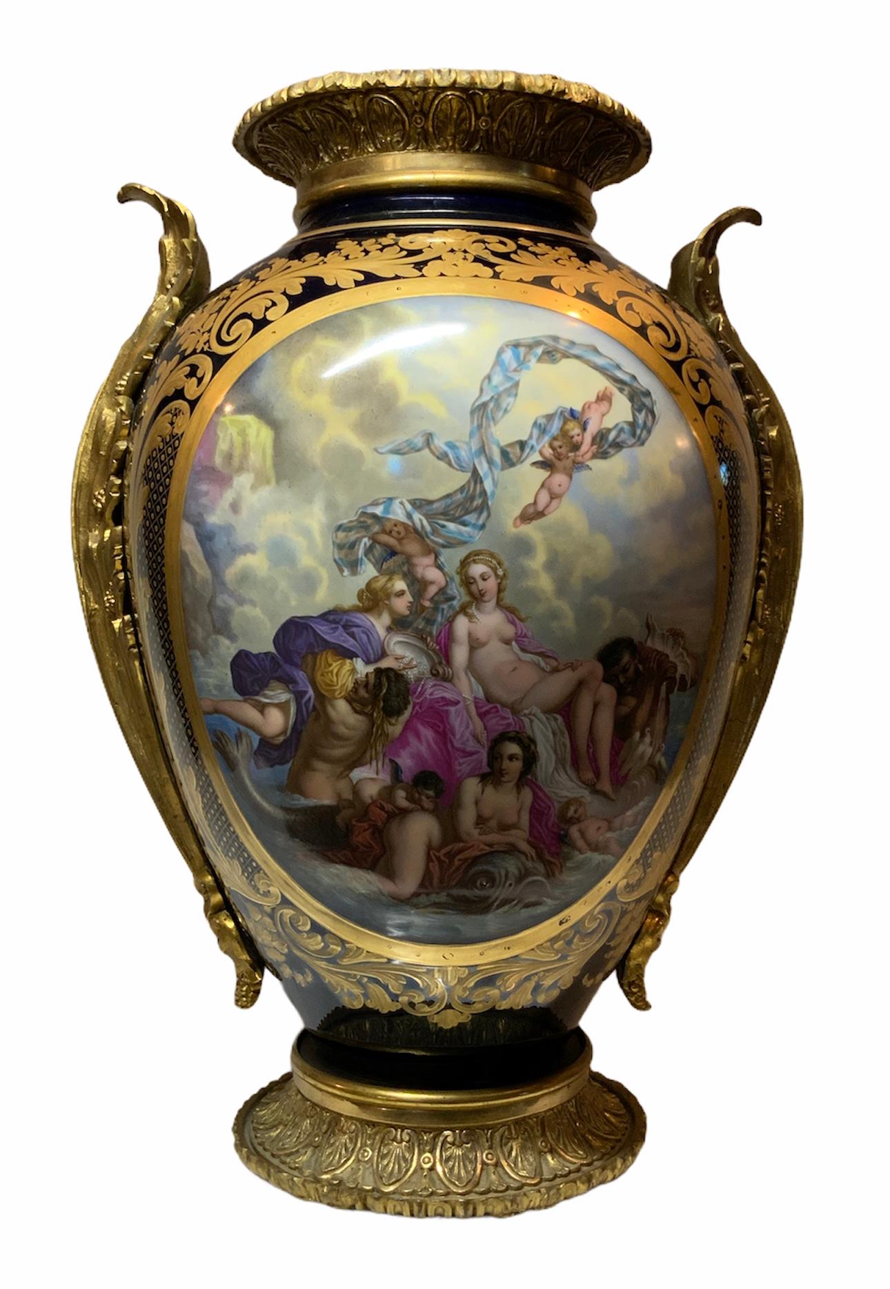 Urne de style Sèvres en bronze doré grand format peinte à la main et en porcelaine bleu cobalt en vente 7