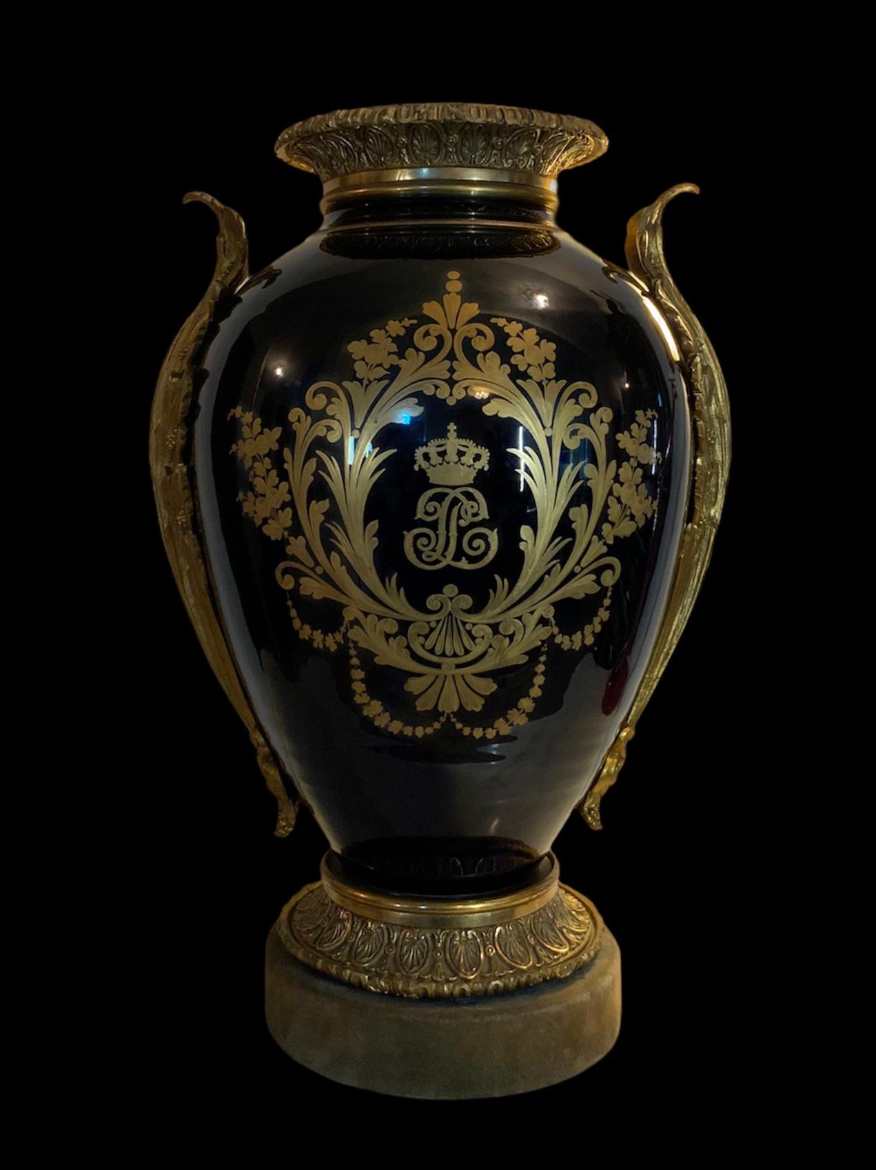 Urne de style Sèvres en bronze doré grand format peinte à la main et en porcelaine bleu cobalt en vente 8